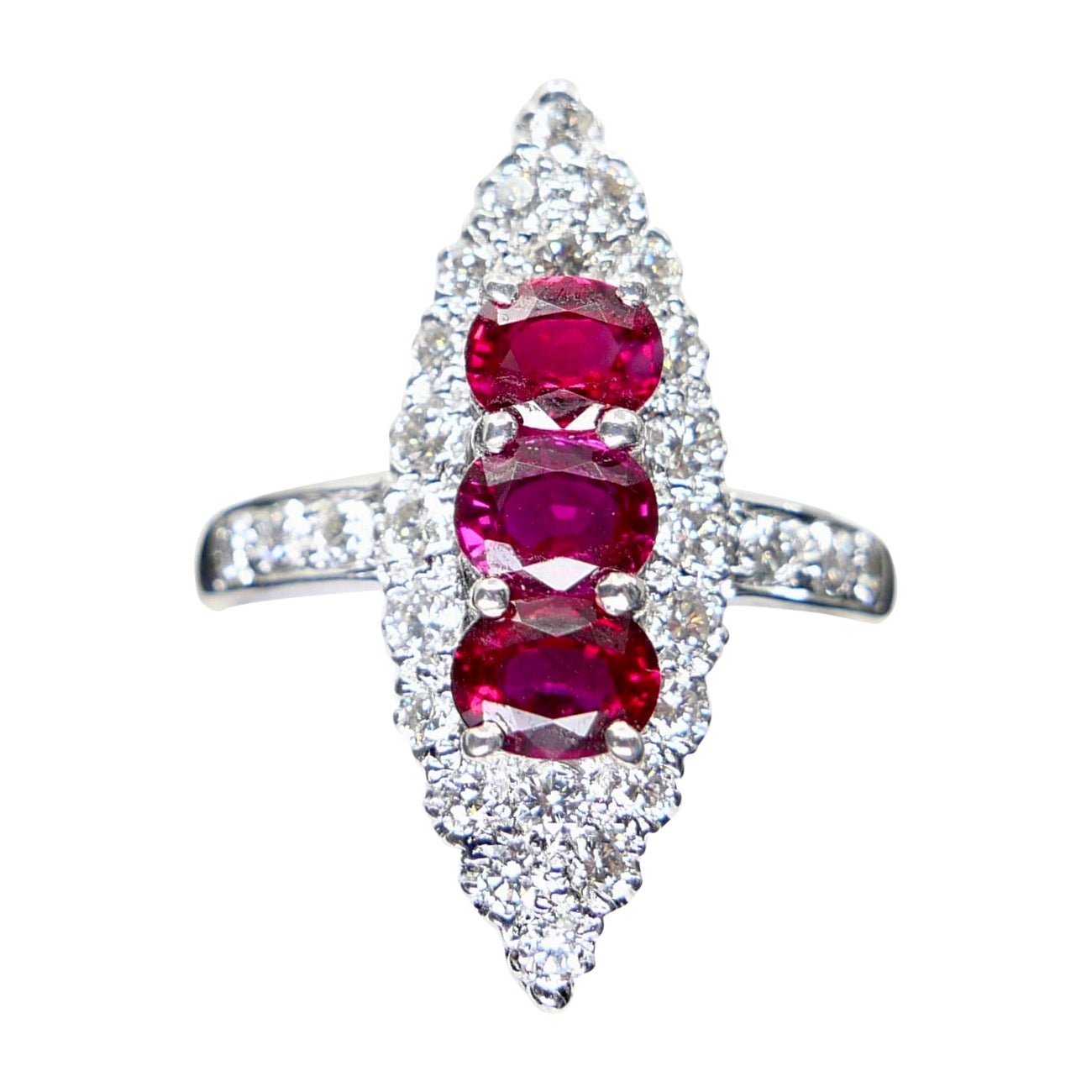 Bague de cocktail en or blanc 18 carats, rubis rouge vif et diamants, cristal de roche. en vente