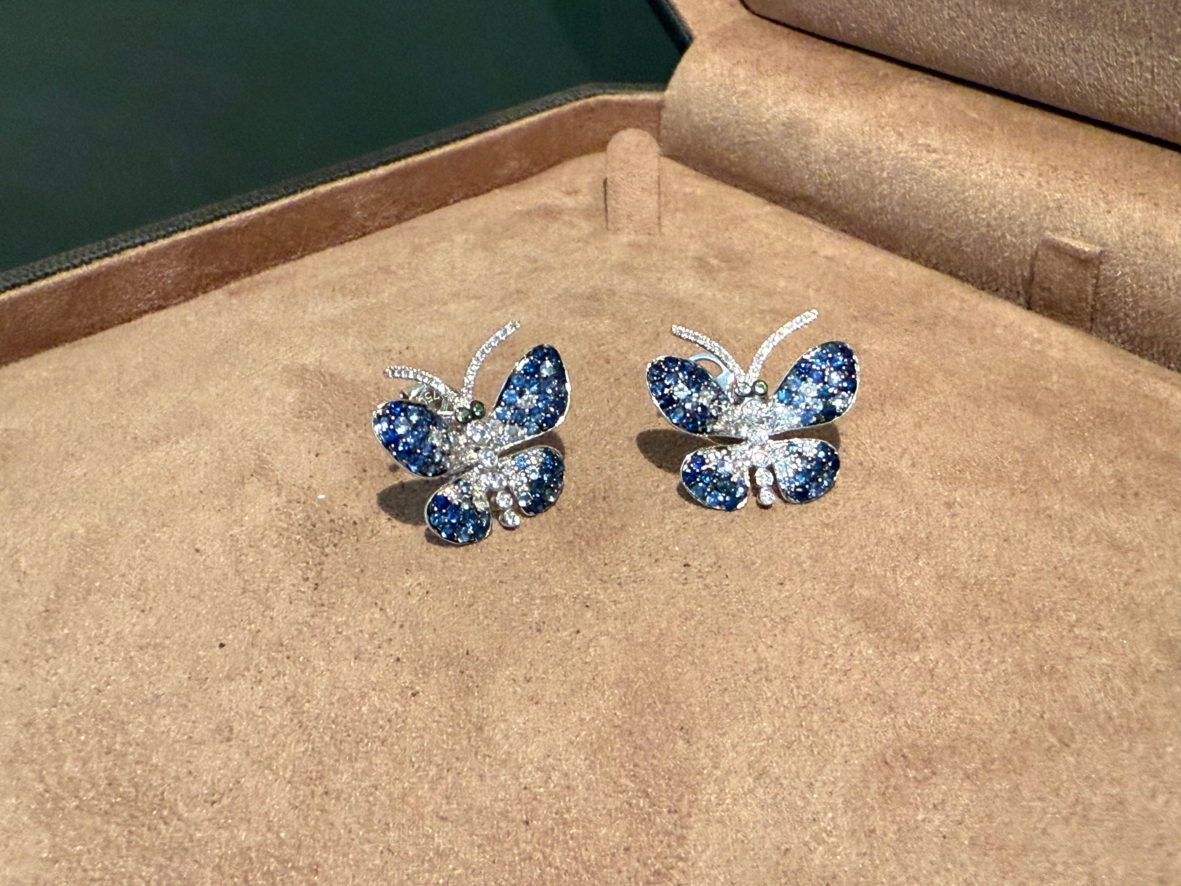 Orecchini a perno a farfalla in oro bianco 18k Zaffiro blu Diamante Tsavorite In condizioni Nuovo in vendita a Zurich, Zollstrasse