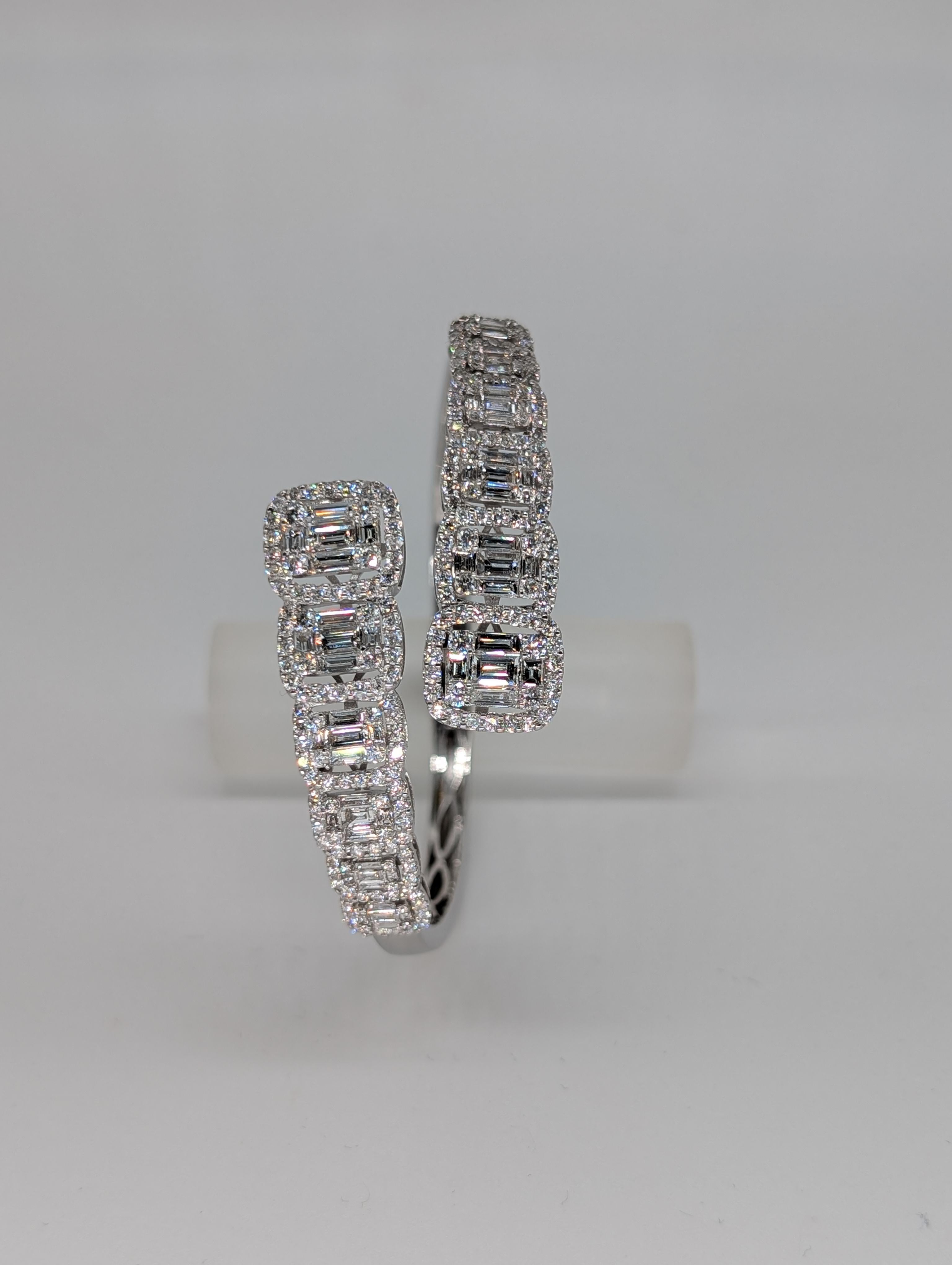 Taglio baguette Bangle Bypass in oro bianco 18K con diamanti taglio baguette e rotondi in vendita