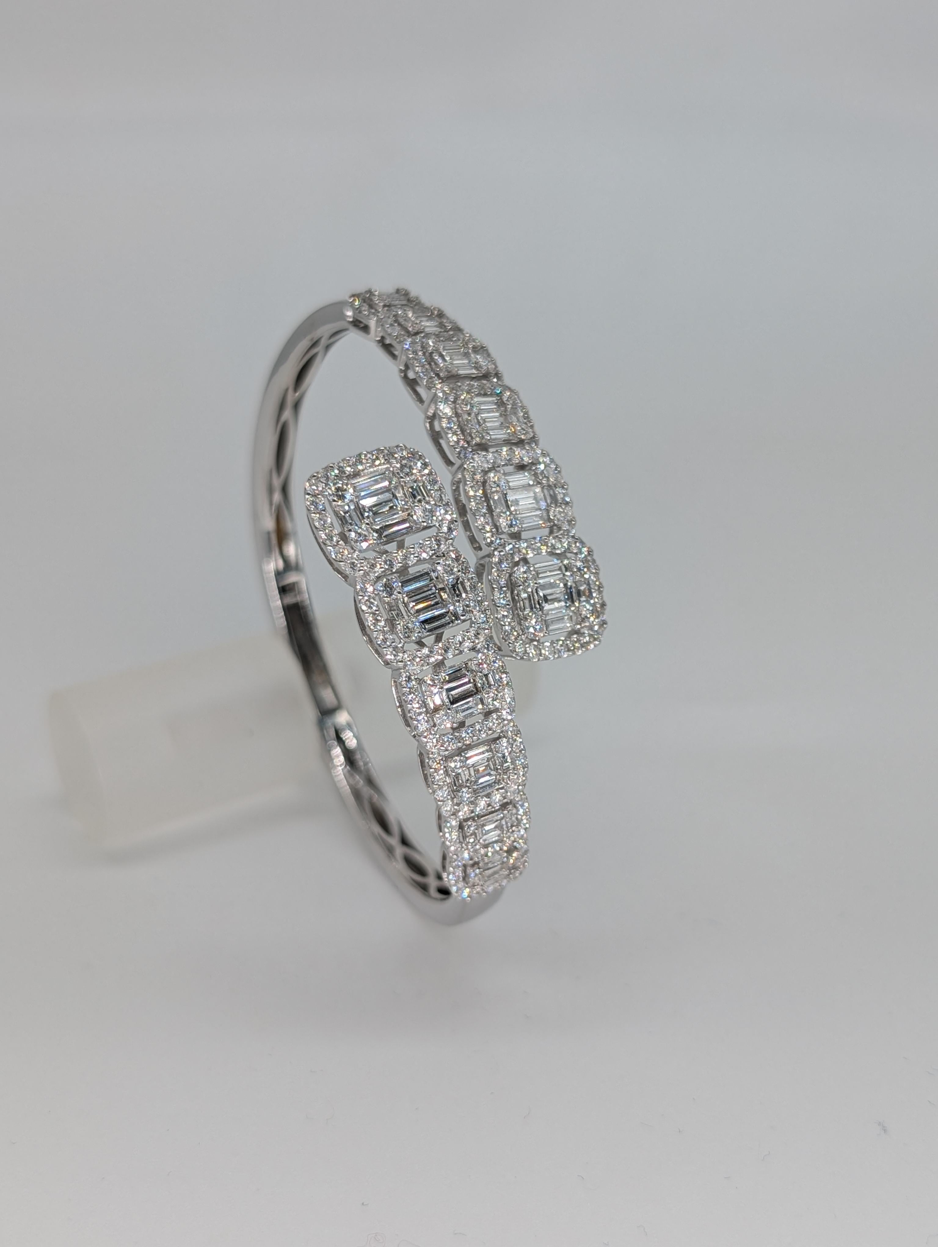 Bangle Bypass in oro bianco 18K con diamanti taglio baguette e rotondi In condizioni Nuovo in vendita a New York, US