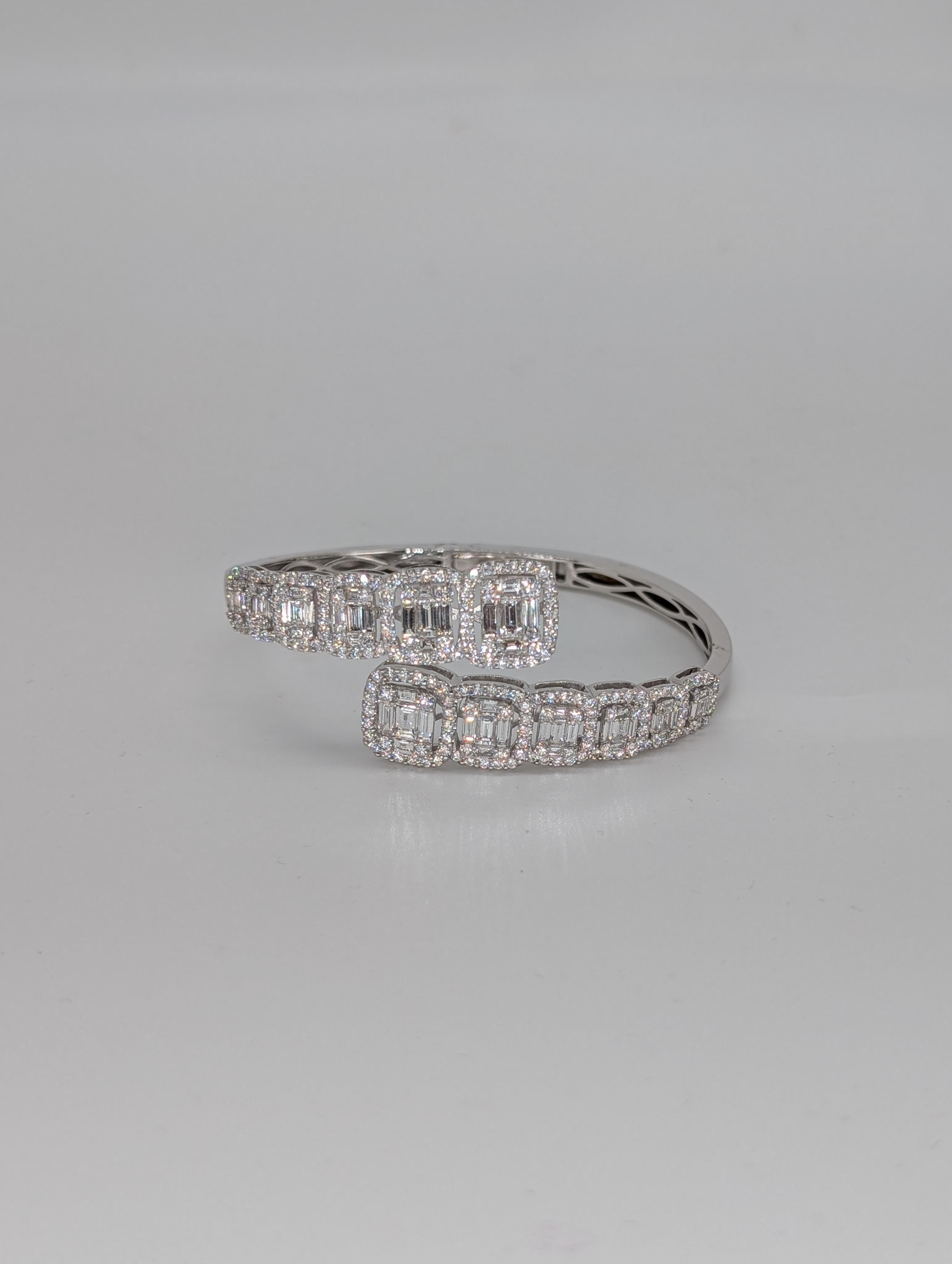 da uomo o donna Bangle Bypass in oro bianco 18K con diamanti taglio baguette e rotondi in vendita