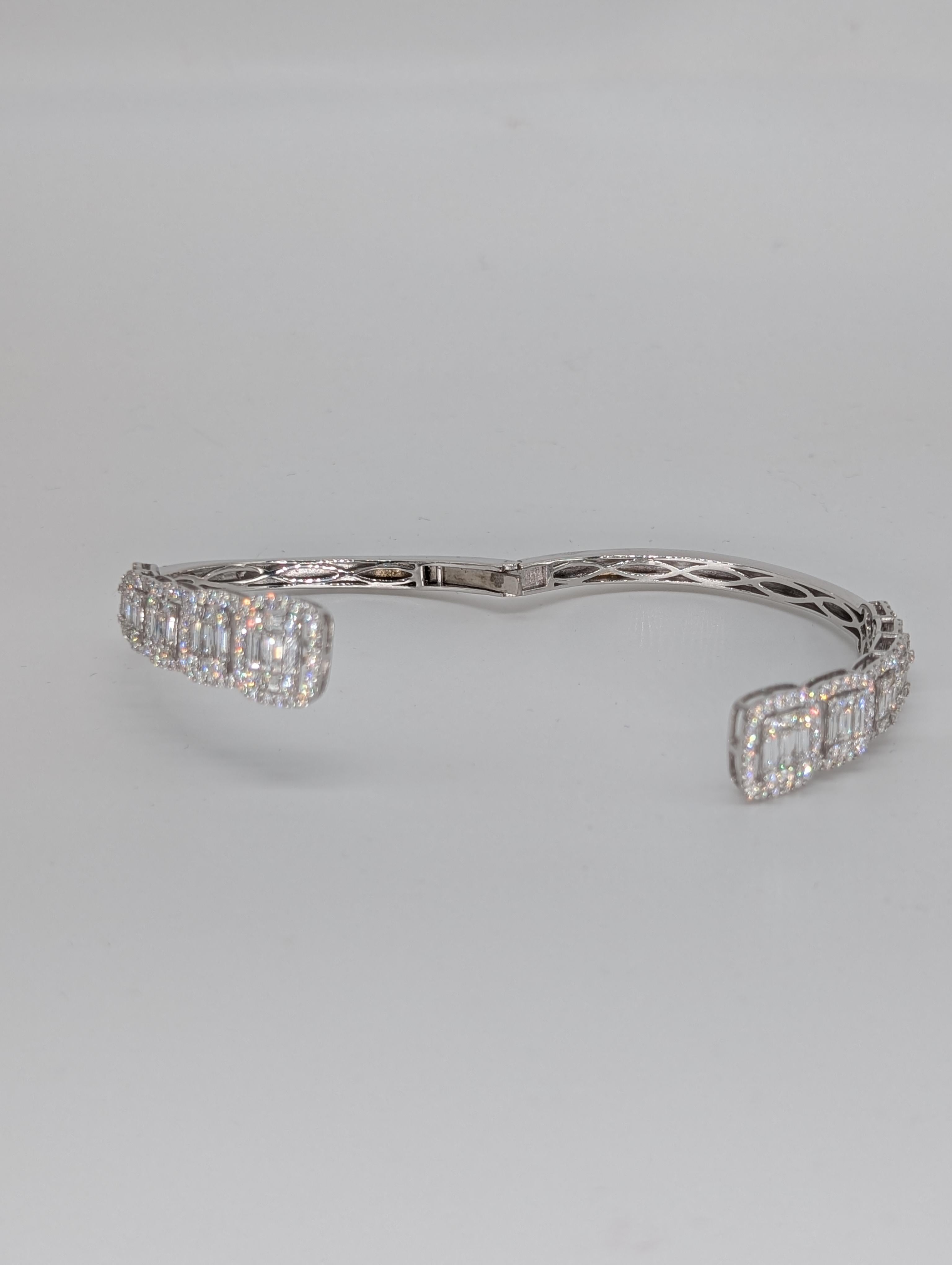 Bangle Bypass in oro bianco 18K con diamanti taglio baguette e rotondi in vendita 1