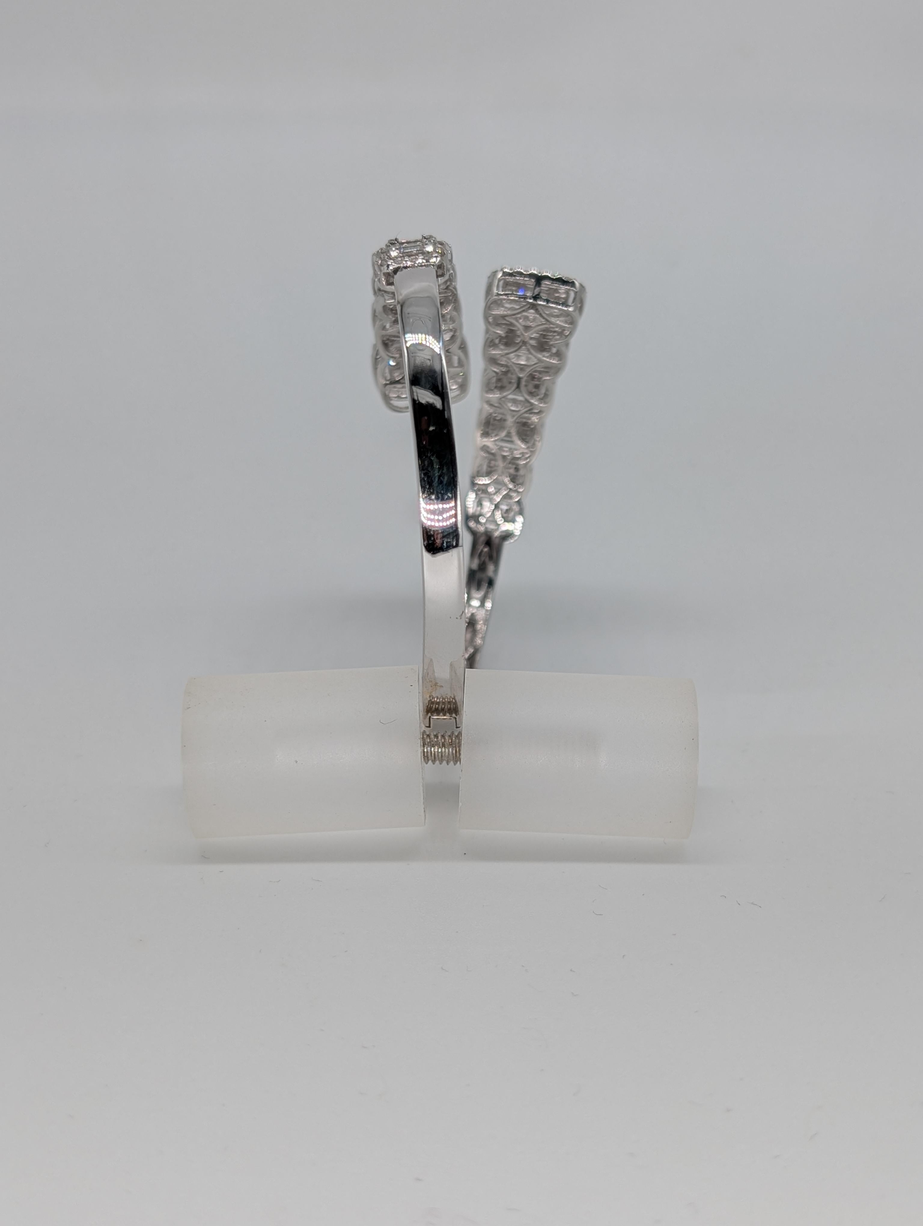 Bangle Bypass in oro bianco 18K con diamanti taglio baguette e rotondi in vendita 2