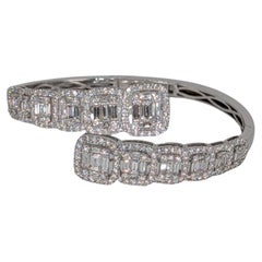 Bracelet jonc bypass en or blanc 18 carats avec diamants taille baguette et ronde