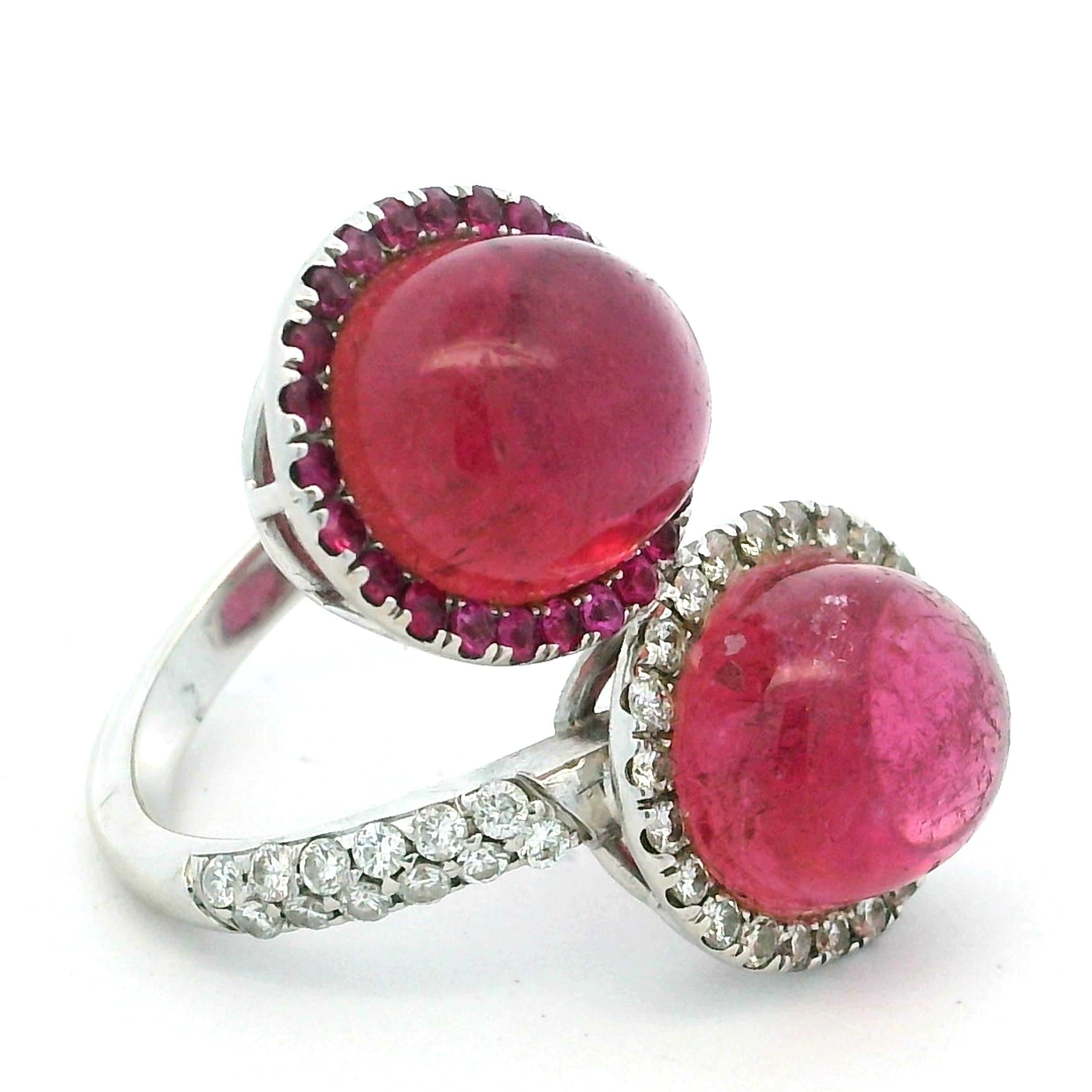 Cabochon Anello Bypass in oro bianco 18K con 10 carati di tormaline rosa e 1,10 carati di diamanti in vendita