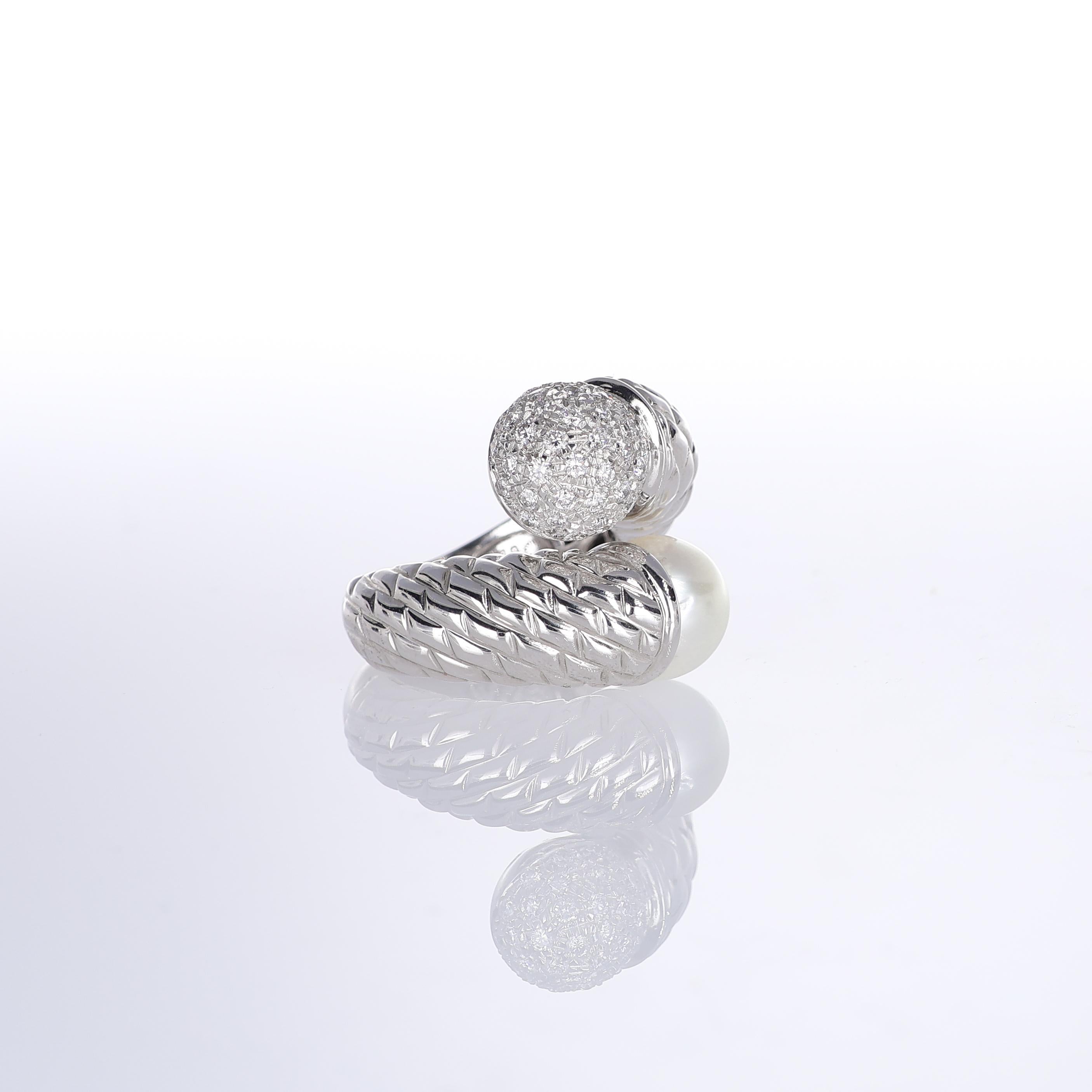18k White Gold Bypass Ring with Pearl and Diamond Sphere In New Condition For Sale In Bergamo, BG