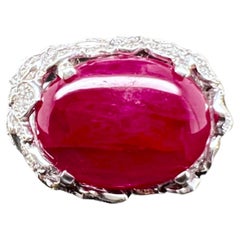 Anillo de oro blanco de 18 quilates con cabujón de rubí y diamantes