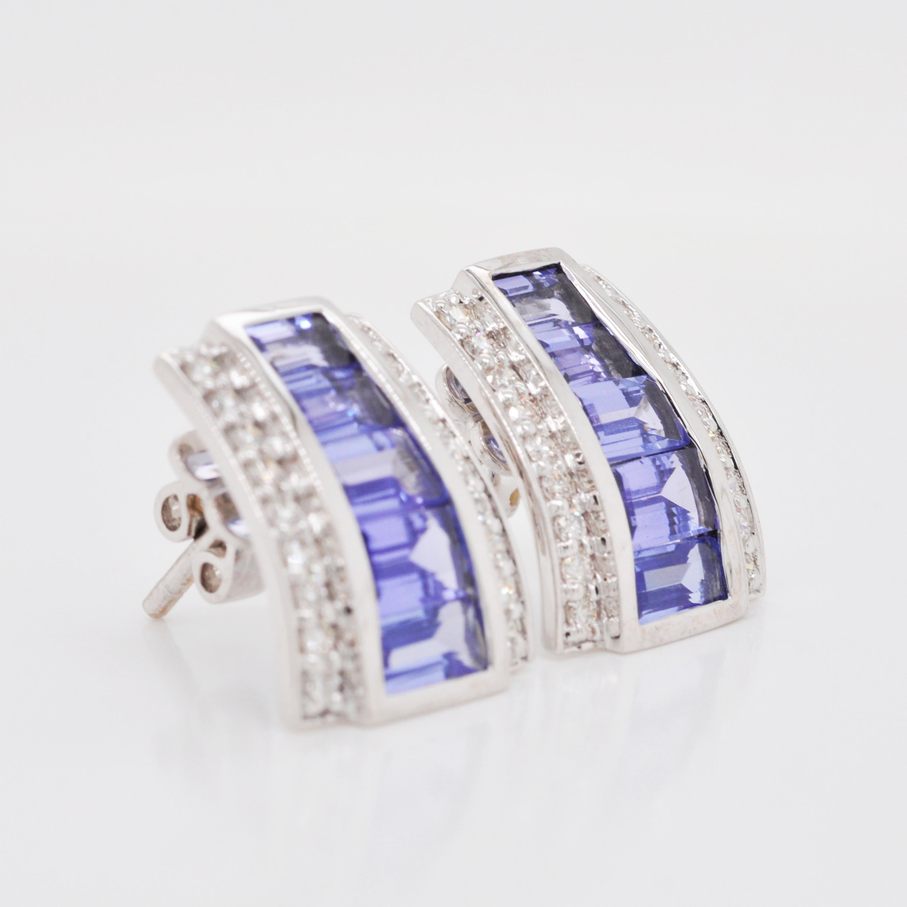 Clous d'oreilles de style Art déco en or blanc 18 carats avec tanzanite et diamants taille baguette Neuf - En vente à Jaipur, Rajasthan