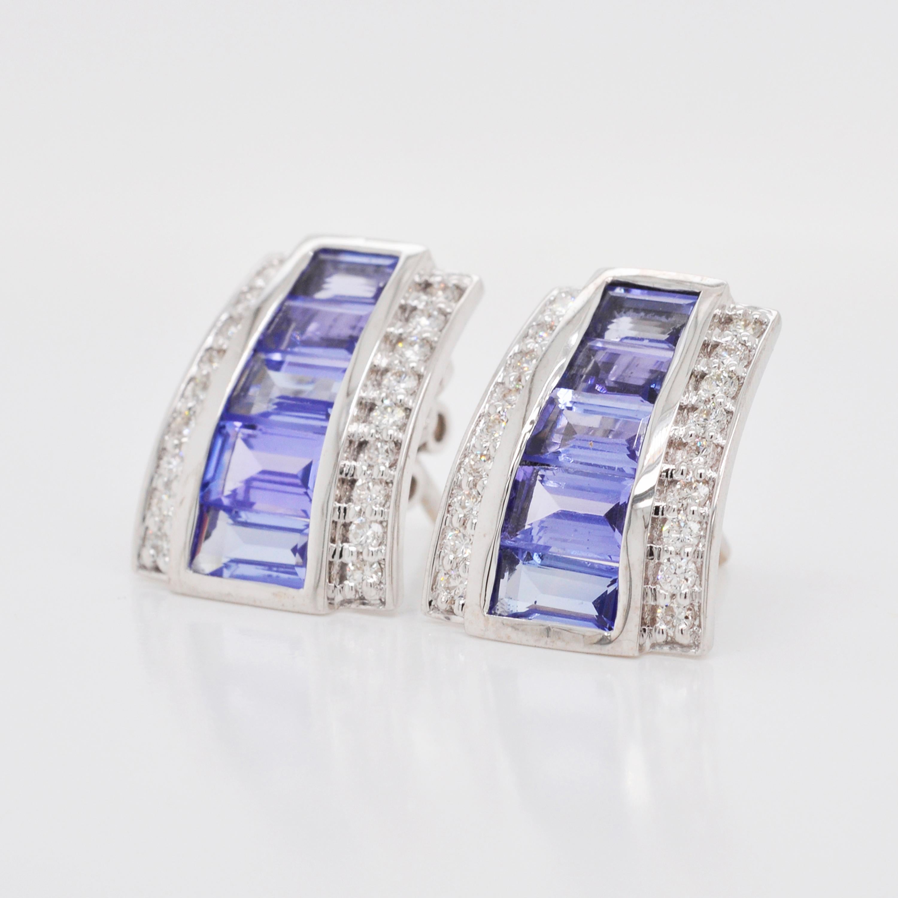 Clous d'oreilles de style Art déco en or blanc 18 carats avec tanzanite et diamants taille baguette en vente 1