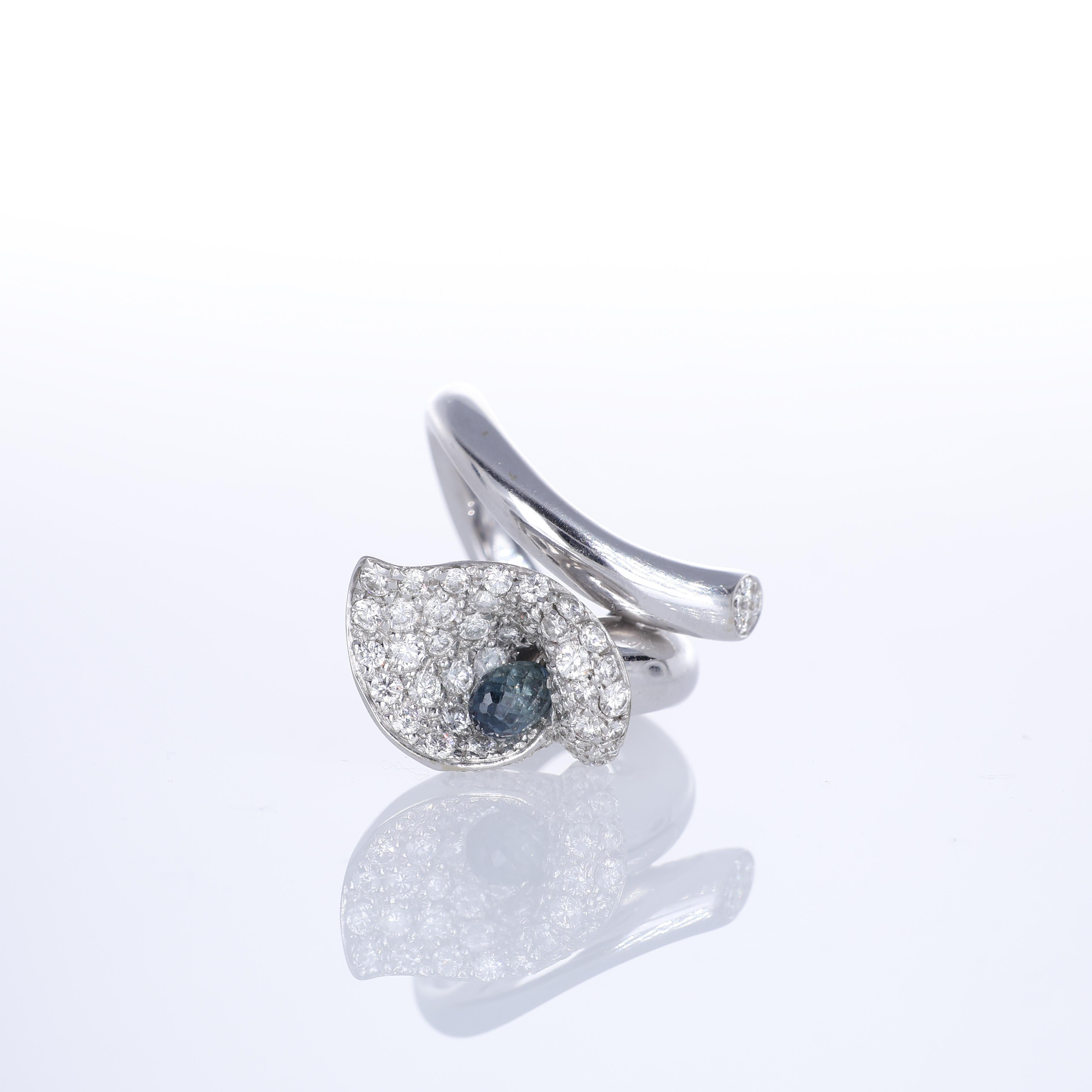 A refined 18K white gold ring inspired by the graceful curves of a calla lily. The sculptural design is enhanced with pavé-set brilliant-cut white diamonds, creating a luminous surface that highlights the natural elegance of the piece. At the heart