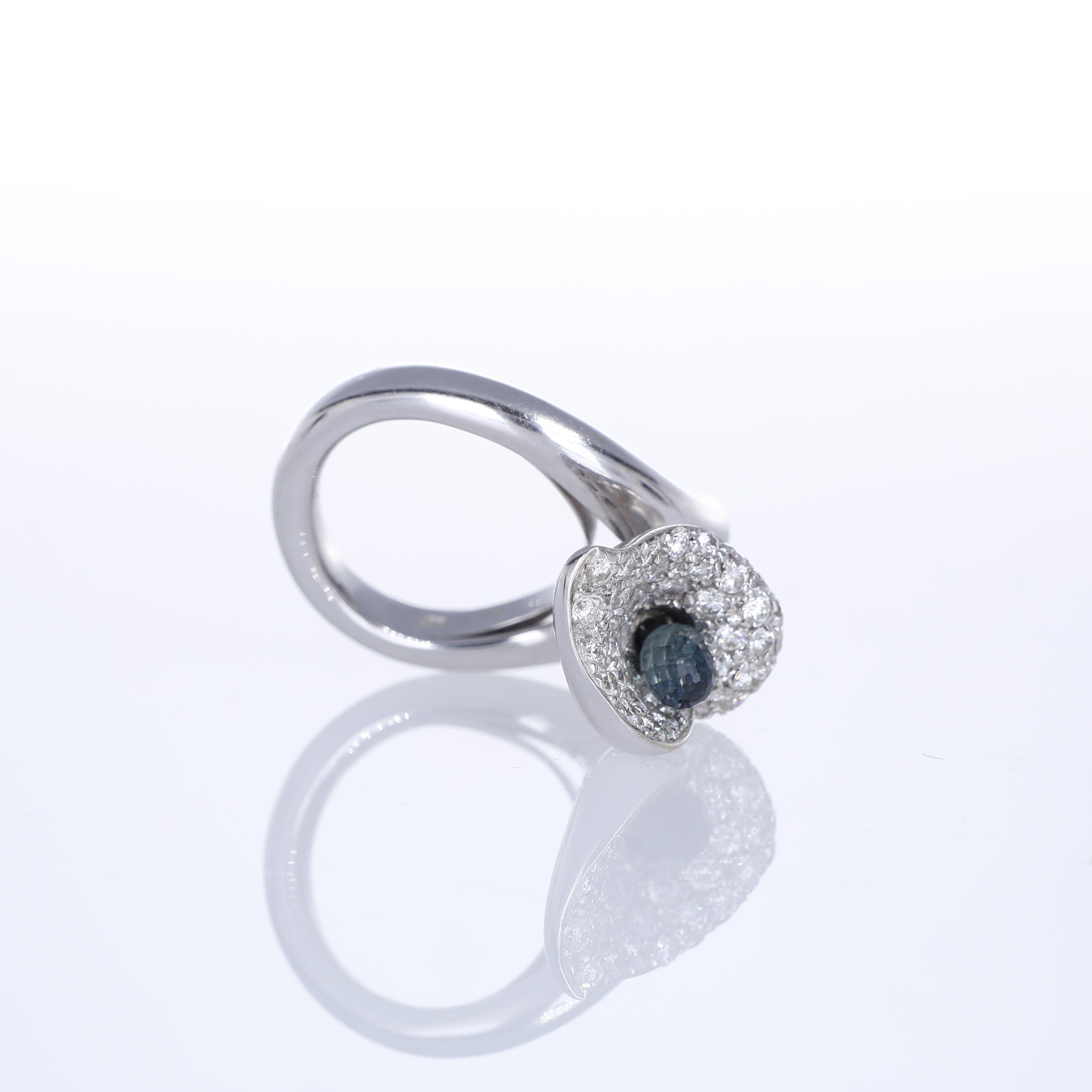 18K White Gold Calla Lily Ring with Diamonds and Sapphire In New Condition For Sale In Bergamo, BG