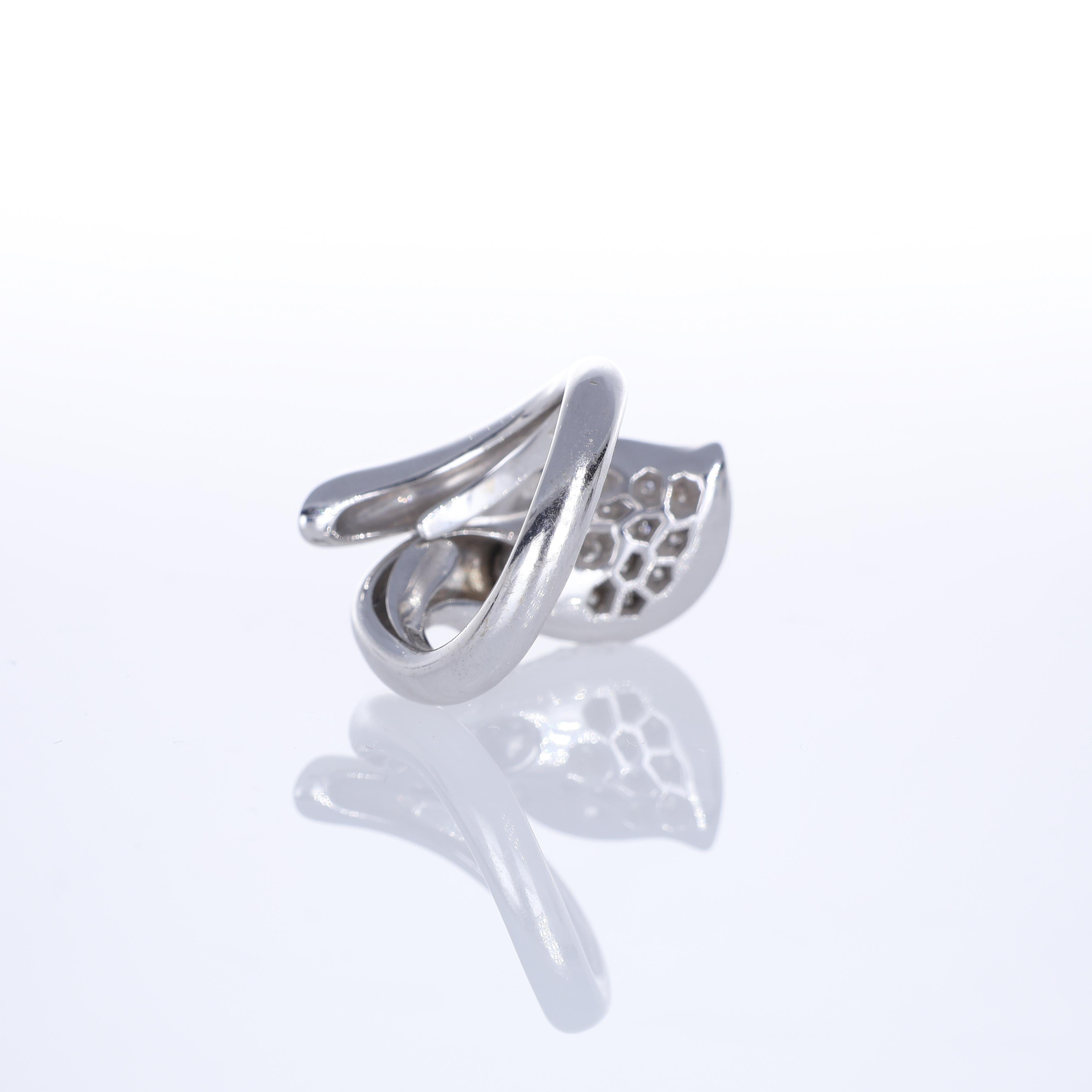 18K White Gold Calla Lily Ring with Diamonds and Sapphire For Sale 1