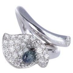 Anello Calla Lily in oro bianco 18K con diamanti e zaffiro