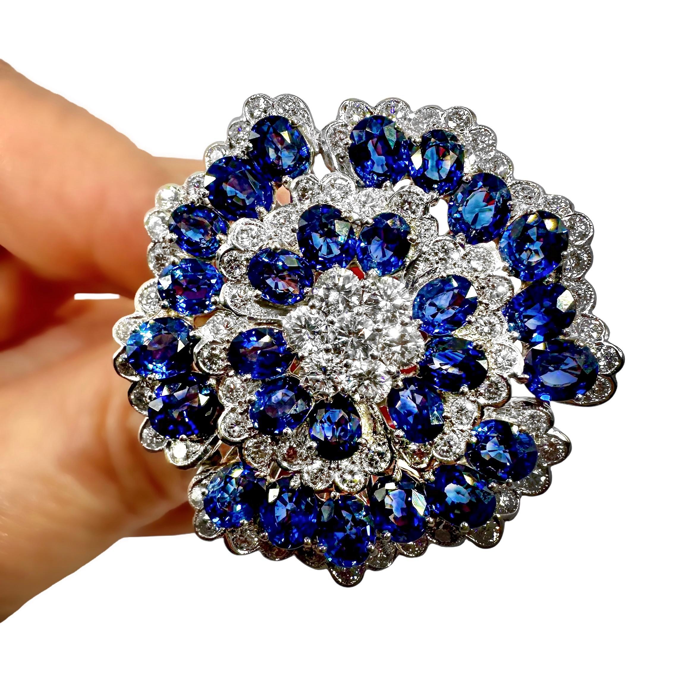 Bague en or blanc 18K Camellia Design/One avec saphirs et diamants 1.5 pouces de diamètre en vente 4
