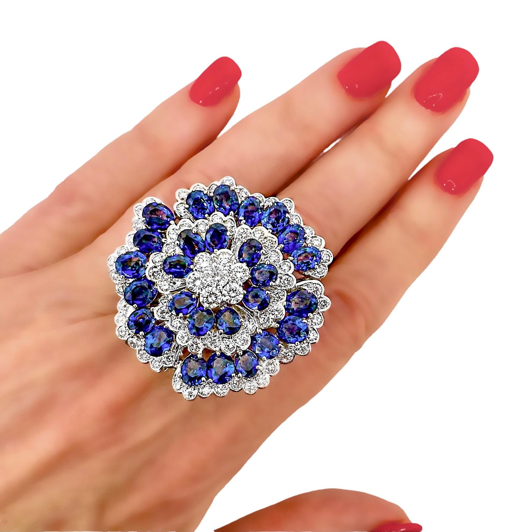 Bague en or blanc 18K Camellia Design/One avec saphirs et diamants 1.5 pouces de diamètre en vente 5