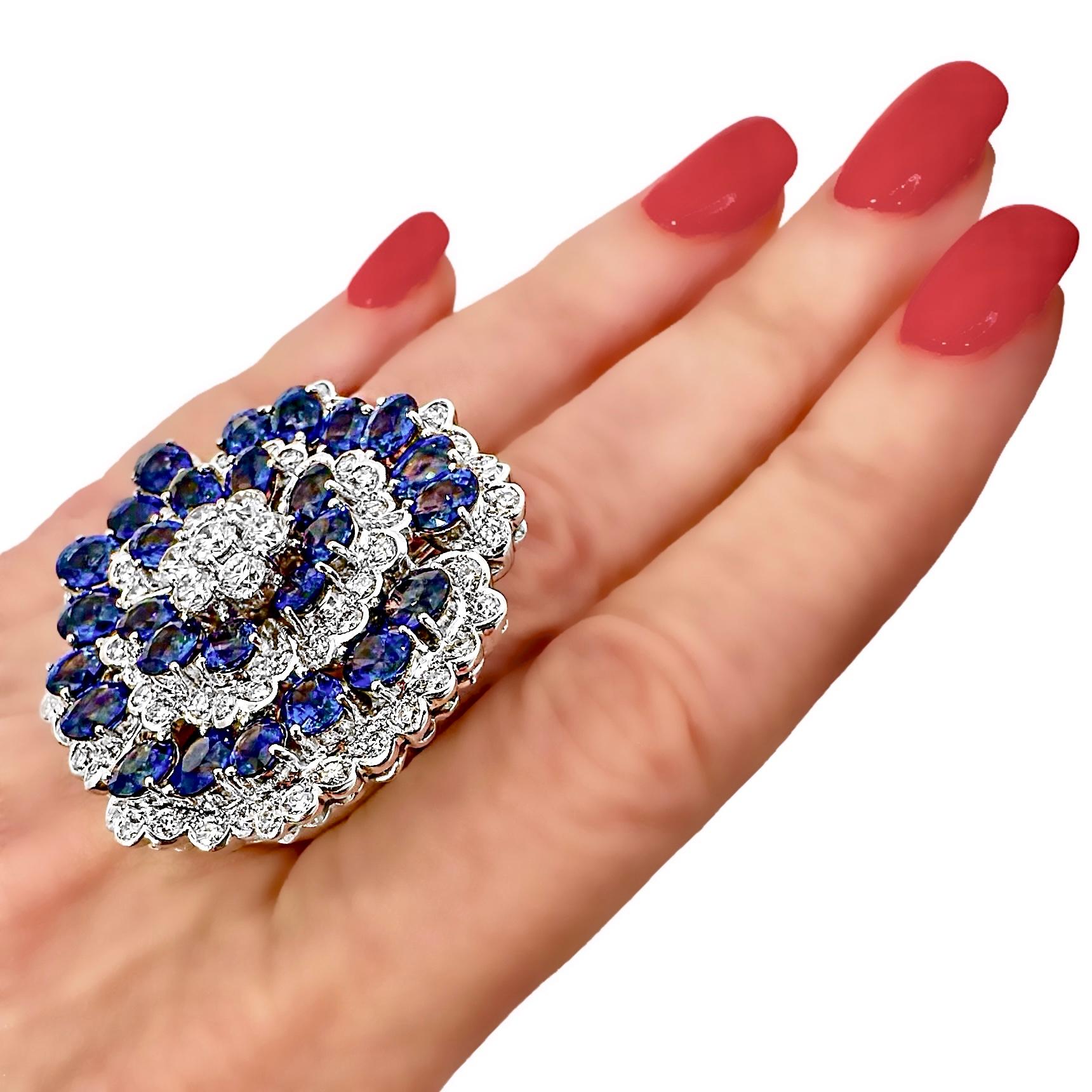 Bague en or blanc 18K Camellia Design/One avec saphirs et diamants 1.5 pouces de diamètre en vente 6