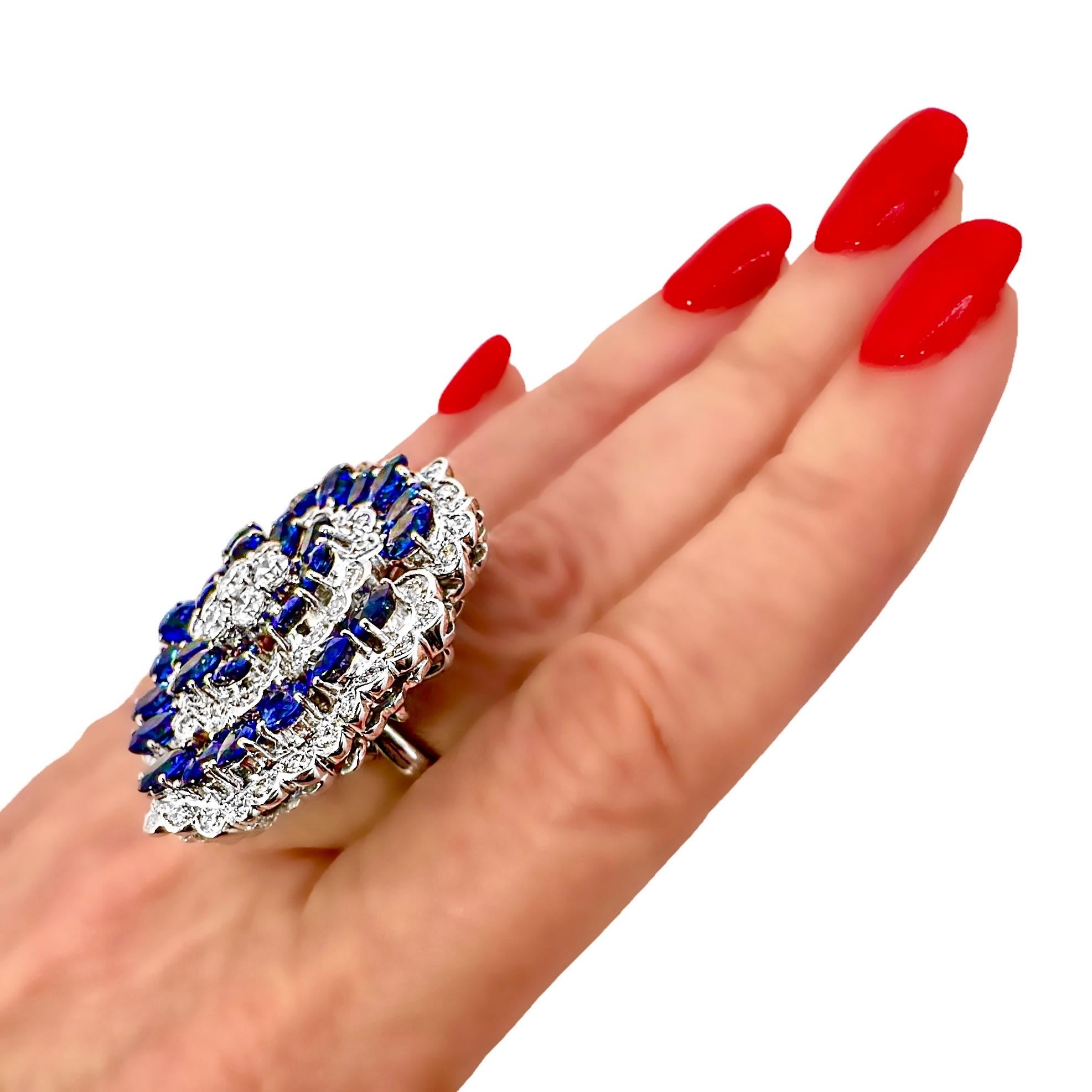 Bague en or blanc 18K Camellia Design/One avec saphirs et diamants 1.5 pouces de diamètre en vente 7