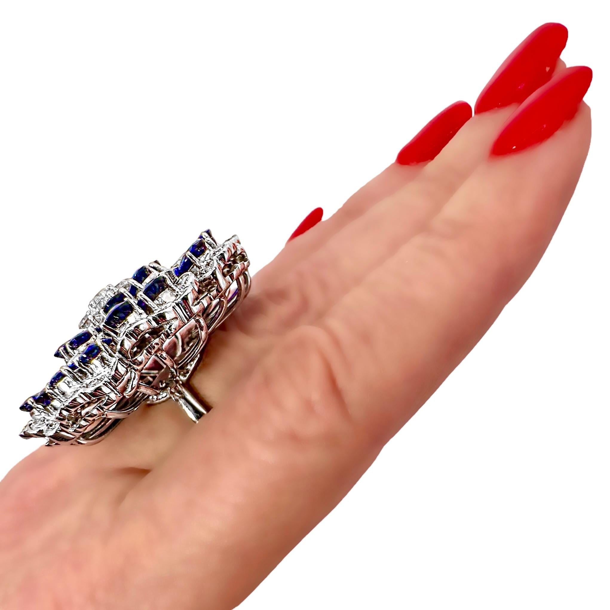 Bague en or blanc 18K Camellia Design/One avec saphirs et diamants 1.5 pouces de diamètre en vente 8