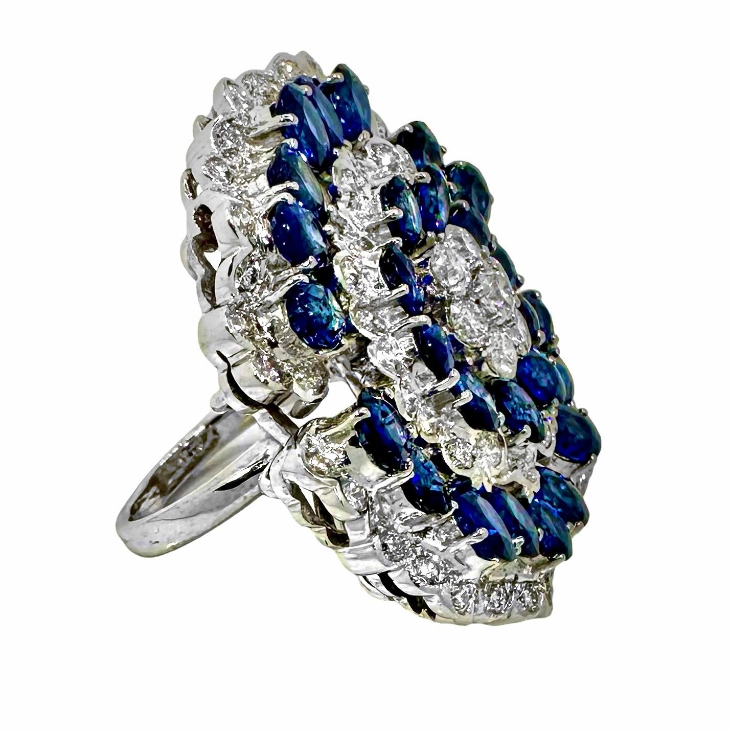 Moderne Bague en or blanc 18K Camellia Design/One avec saphirs et diamants 1.5 pouces de diamètre en vente