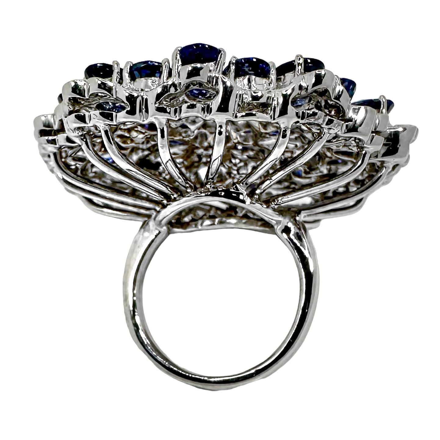 Taille brillant Bague en or blanc 18K Camellia Design/One avec saphirs et diamants 1.5 pouces de diamètre en vente