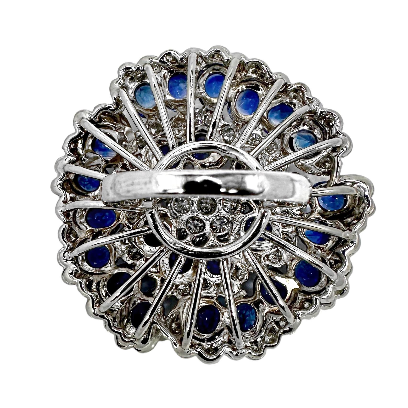 Bague en or blanc 18K Camellia Design/One avec saphirs et diamants 1.5 pouces de diamètre Excellent état - En vente à Palm Beach, FL