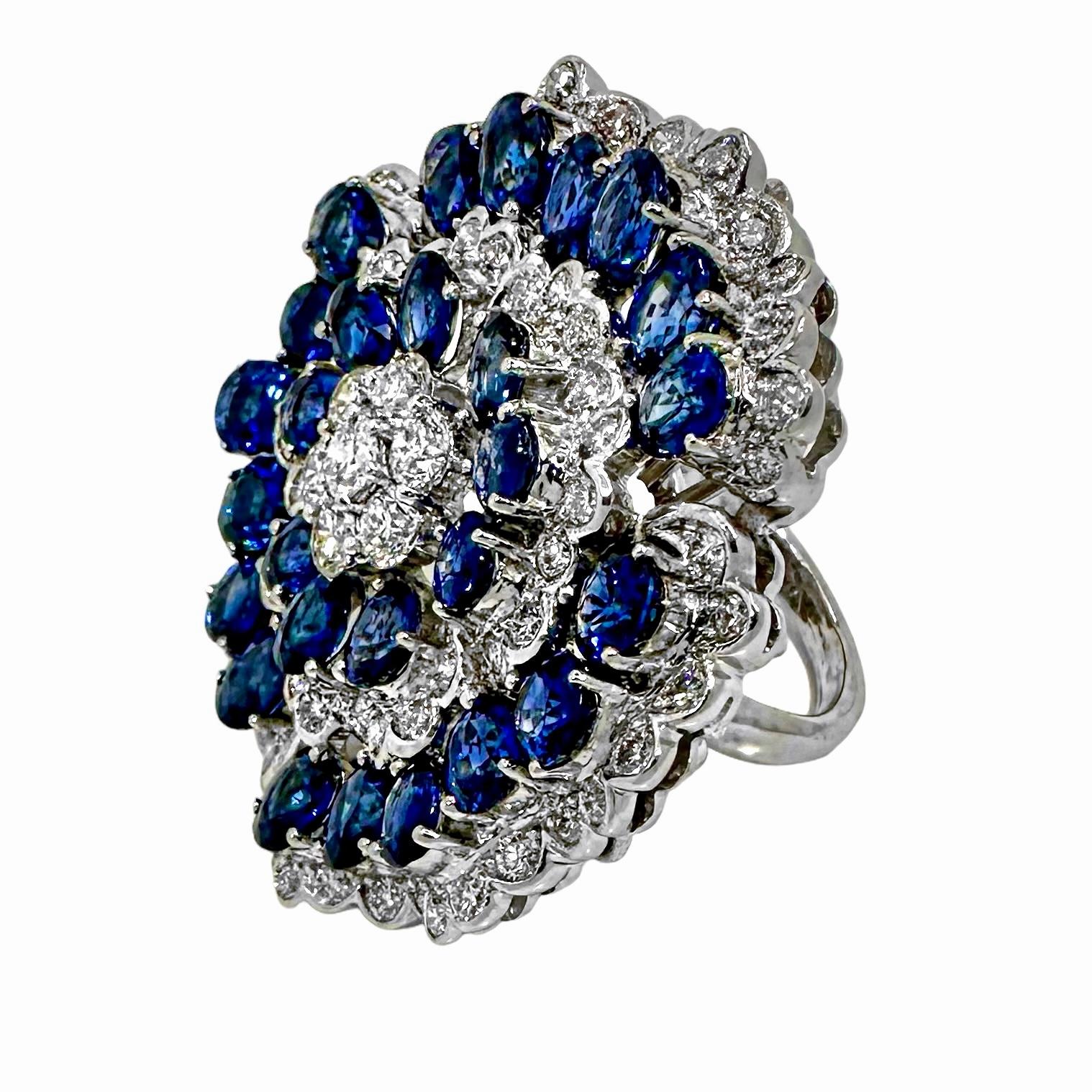 Bague en or blanc 18K Camellia Design/One avec saphirs et diamants 1.5 pouces de diamètre en vente 1