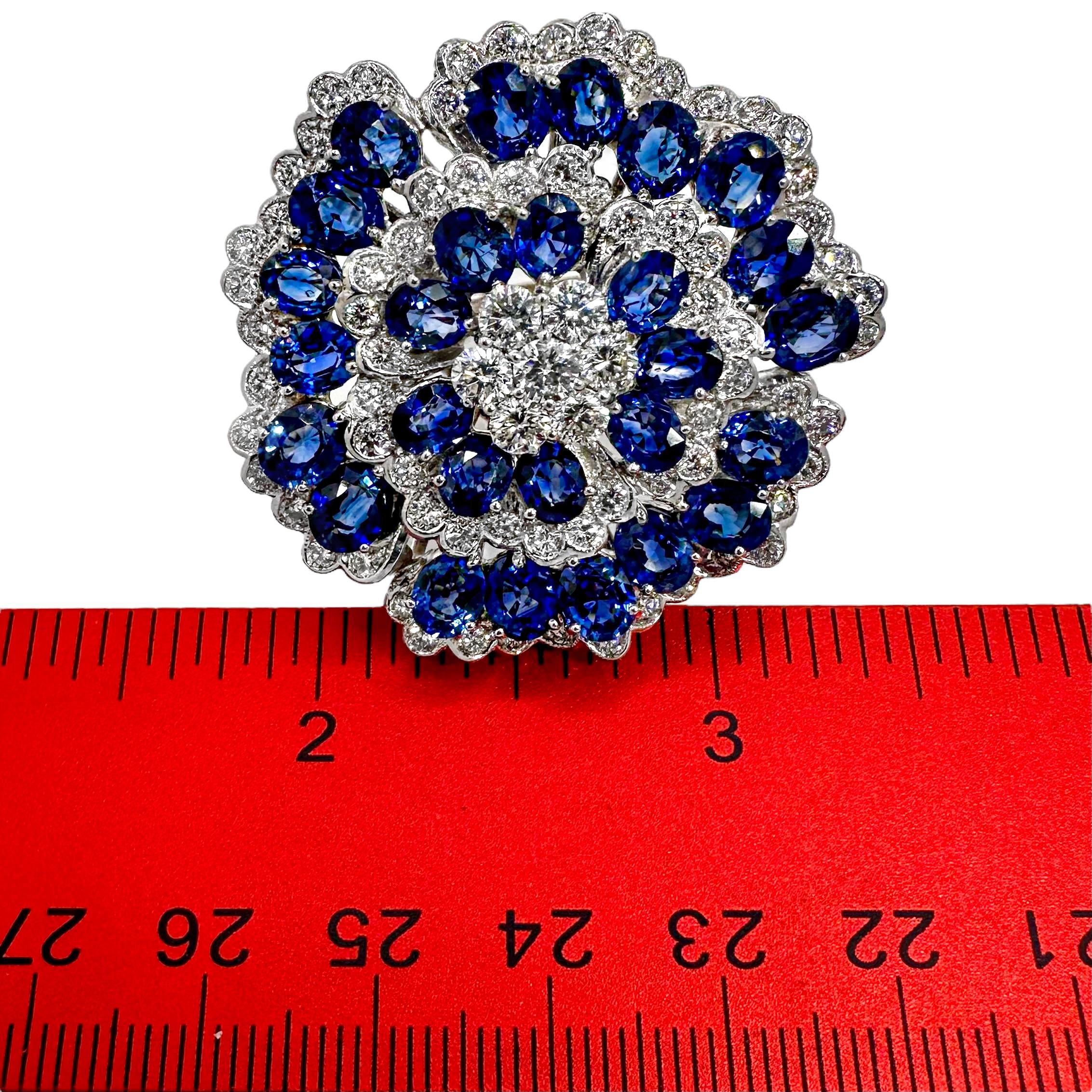 Bague en or blanc 18K Camellia Design/One avec saphirs et diamants 1.5 pouces de diamètre en vente 2