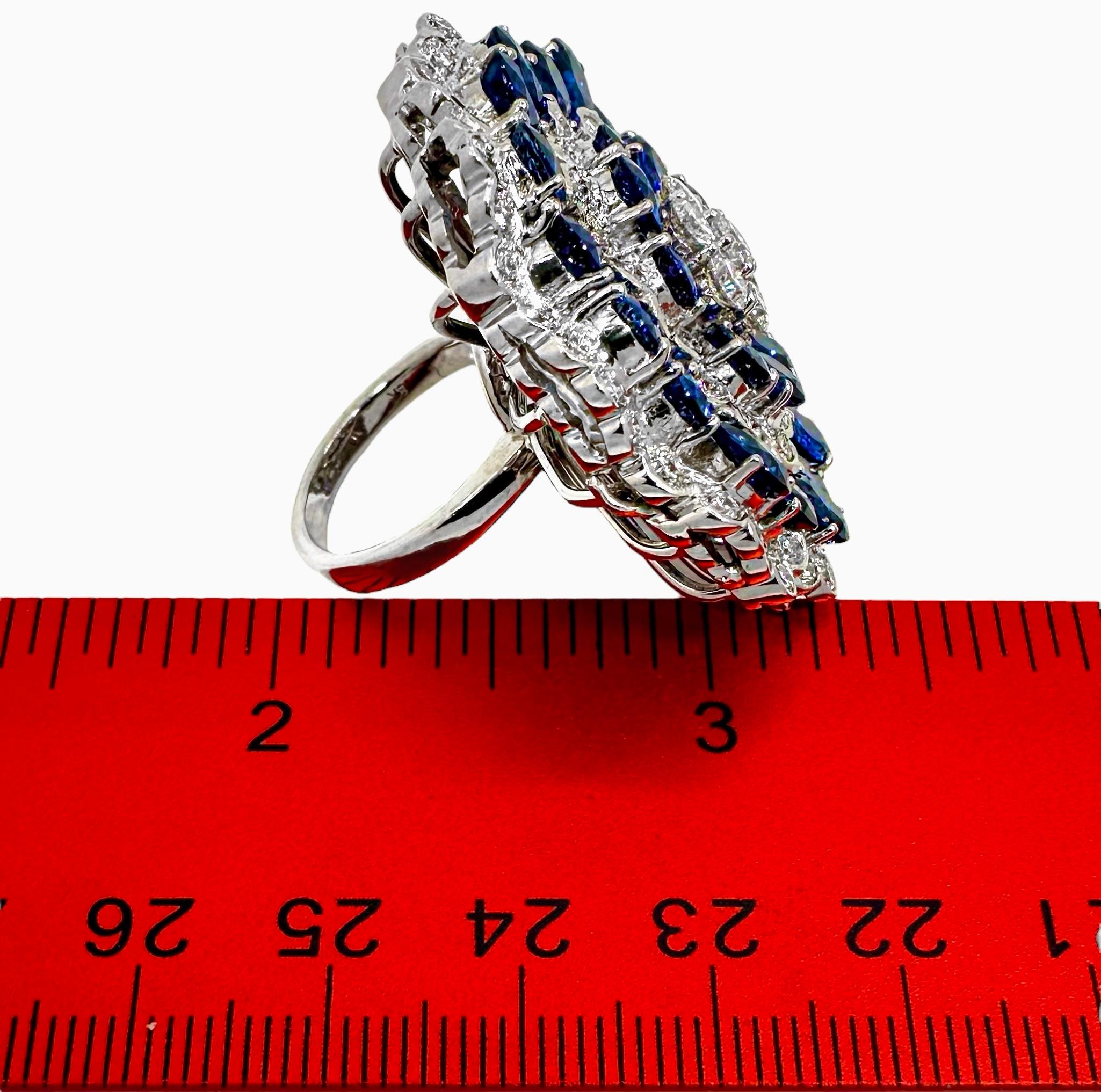 Bague en or blanc 18K Camellia Design/One avec saphirs et diamants 1.5 pouces de diamètre en vente 3