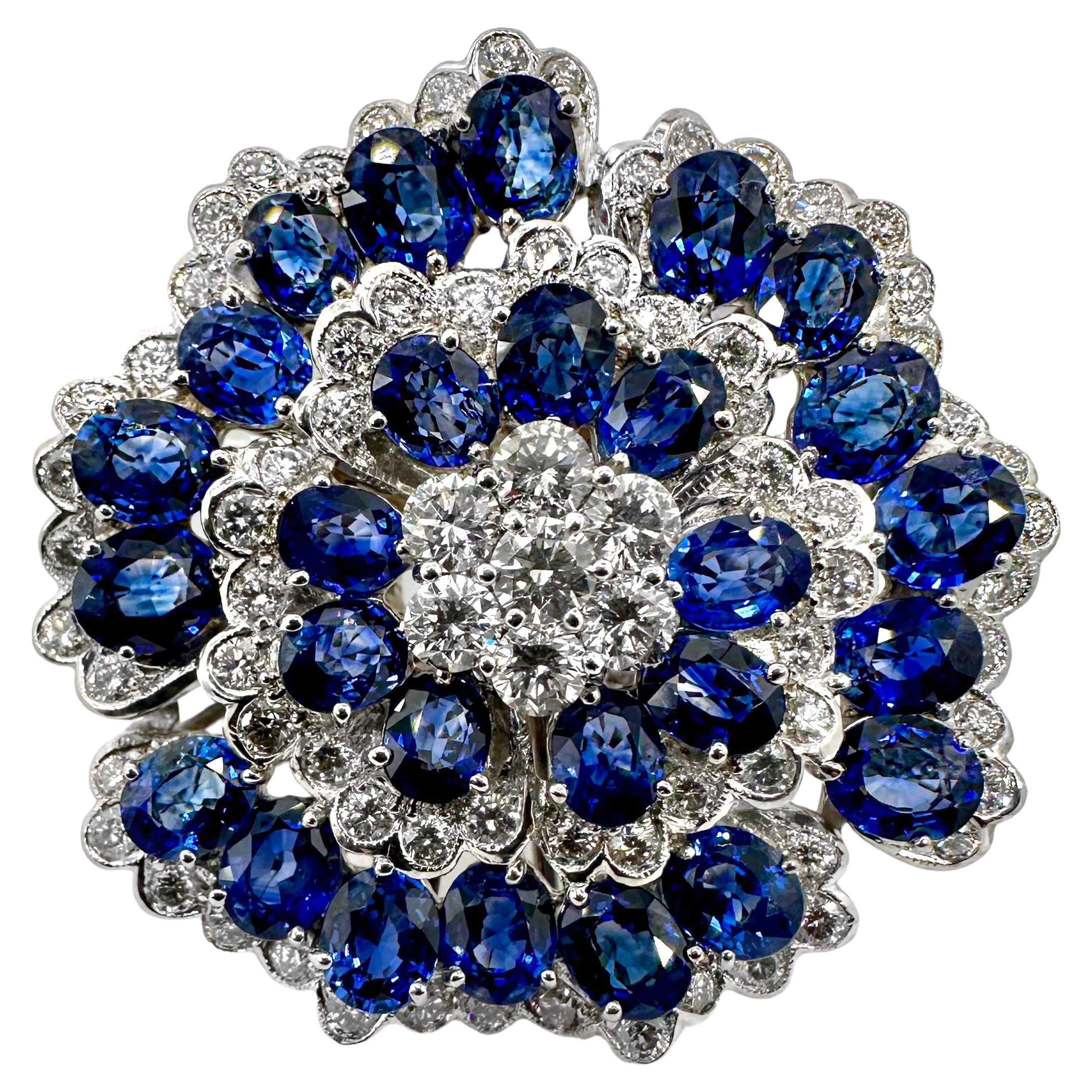 Bague en or blanc 18K Camellia Design/One avec saphirs et diamants 1.5 pouces de diamètre en vente