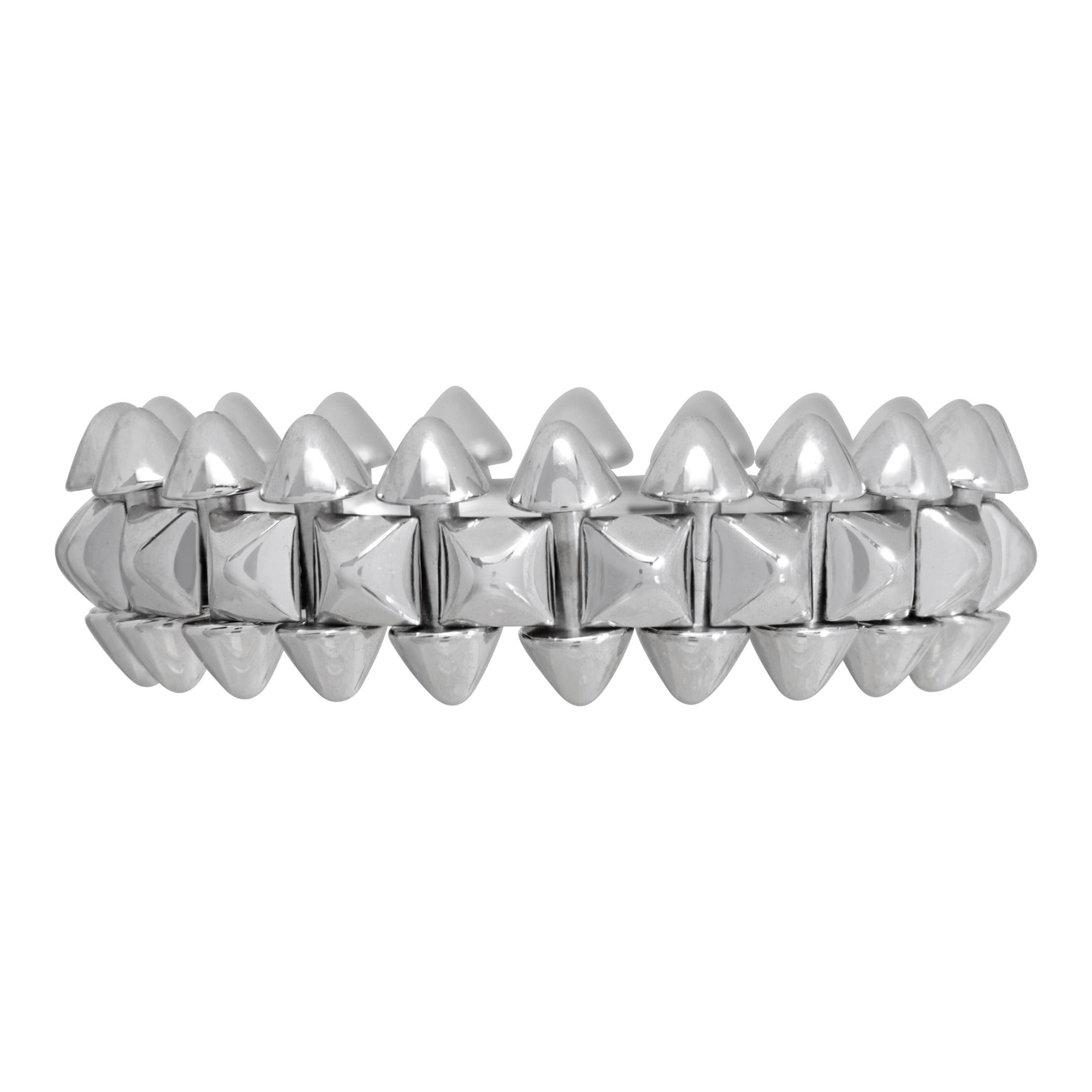 Cartier Clash de Cartier ring in 18k white gold. Polished by Cartier 11/02/2023. Size 49. (5.25 US size)

This Cartier ring is currently size 49 and some items can be sized up or down, please ask! It weighs 5 pennyweights and is 18k White Gold.
