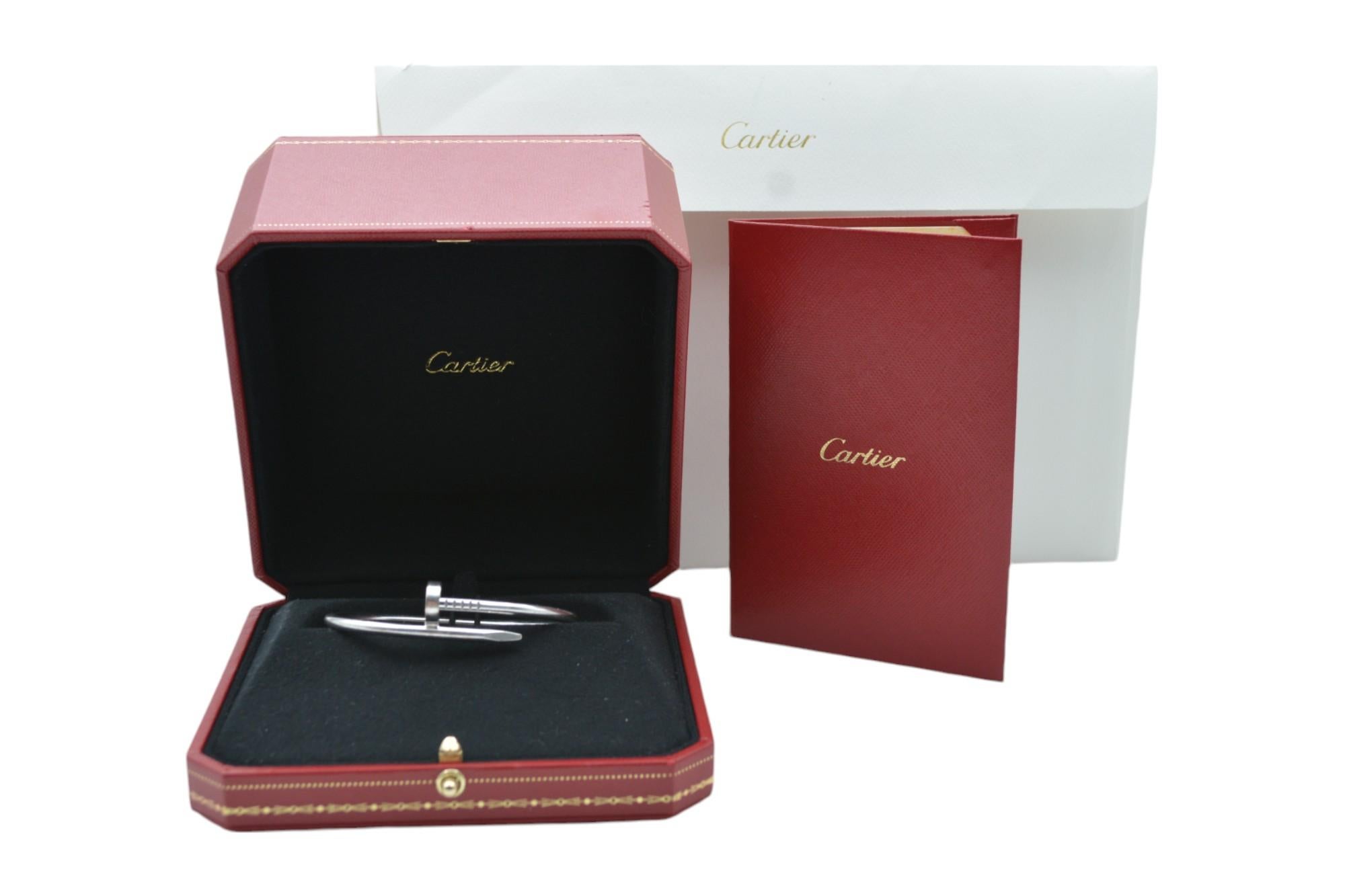 Das Cartier Juste un Clou Armband ist ein kühnes und modernes Stück, das den Geist der Rebellion und Individualität verkörpert. Das ursprünglich in den 1970er Jahren entworfene 