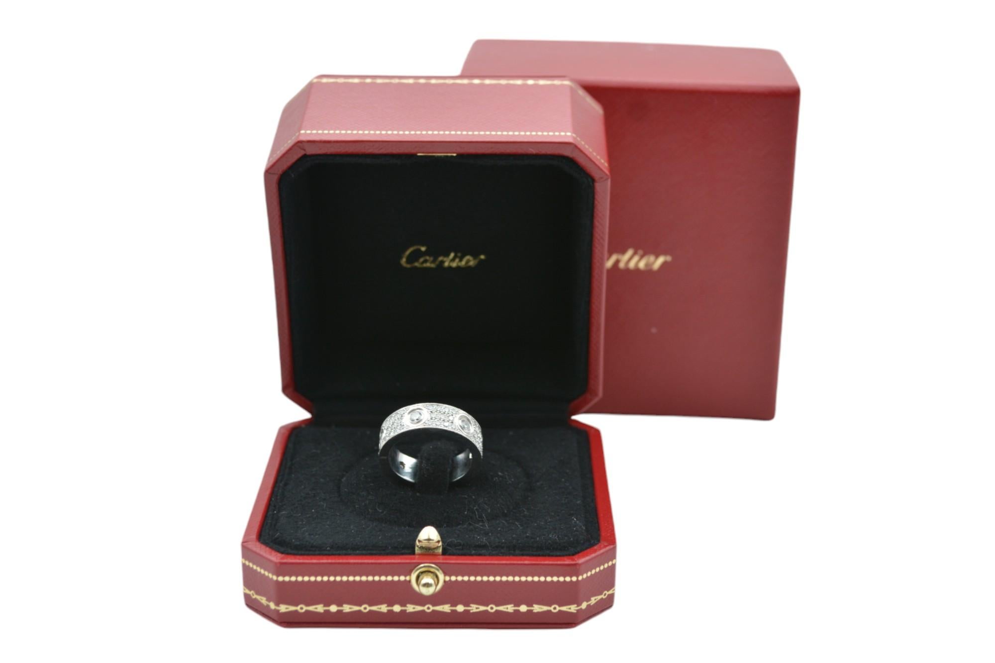 El Anillo del Amor Cartier con diamantes es un símbolo icónico de amor duradero y lujo, elaborado por una de las casas joyeras más prestigiosas del mundo. Fabricado en exquisito oro blanco de 18 quilates, este anillo está adornado con los motivos de