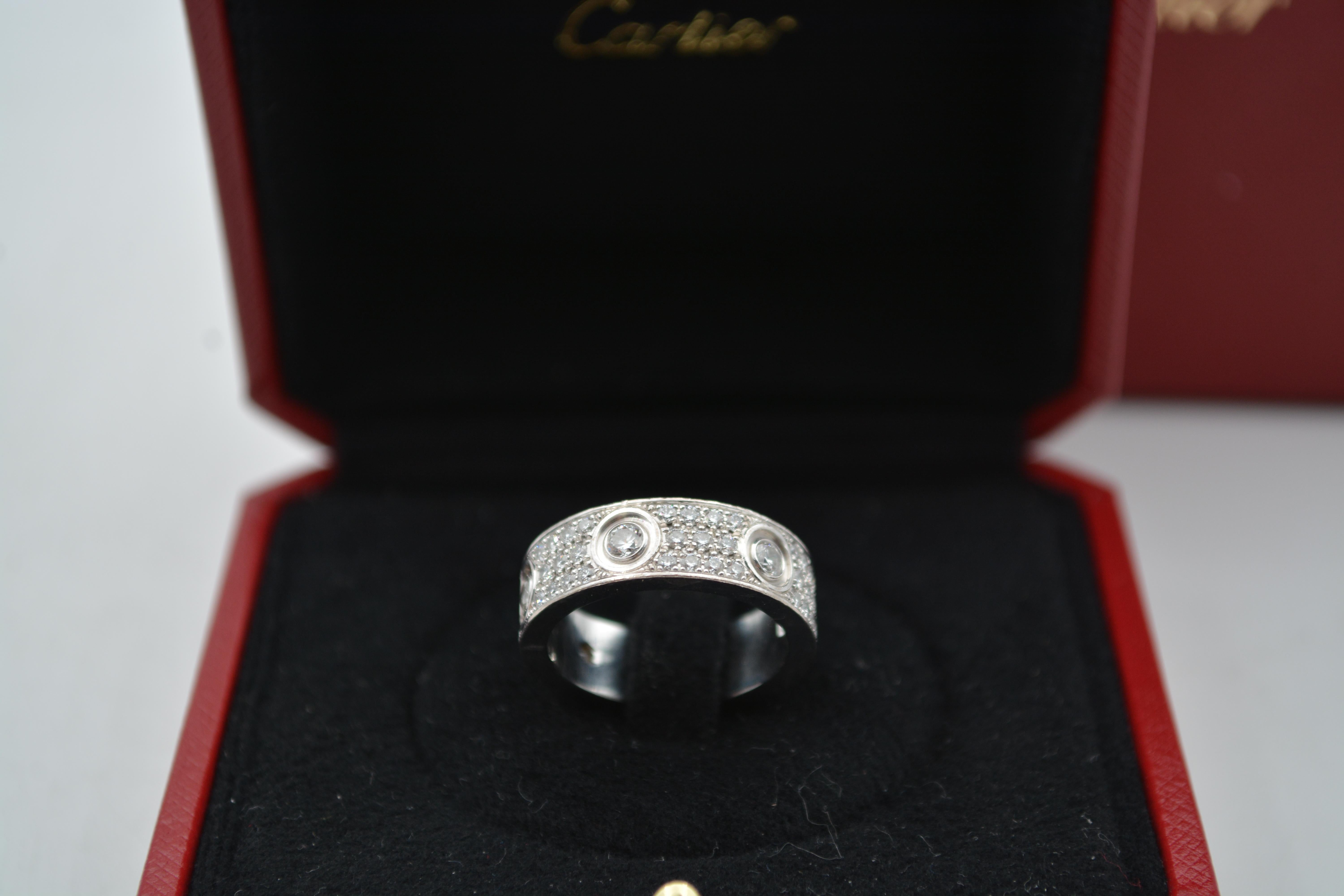 Anillo Cartier Love de oro blanco de 18 quilates con diamantes engastado completo Corte brillante en venta