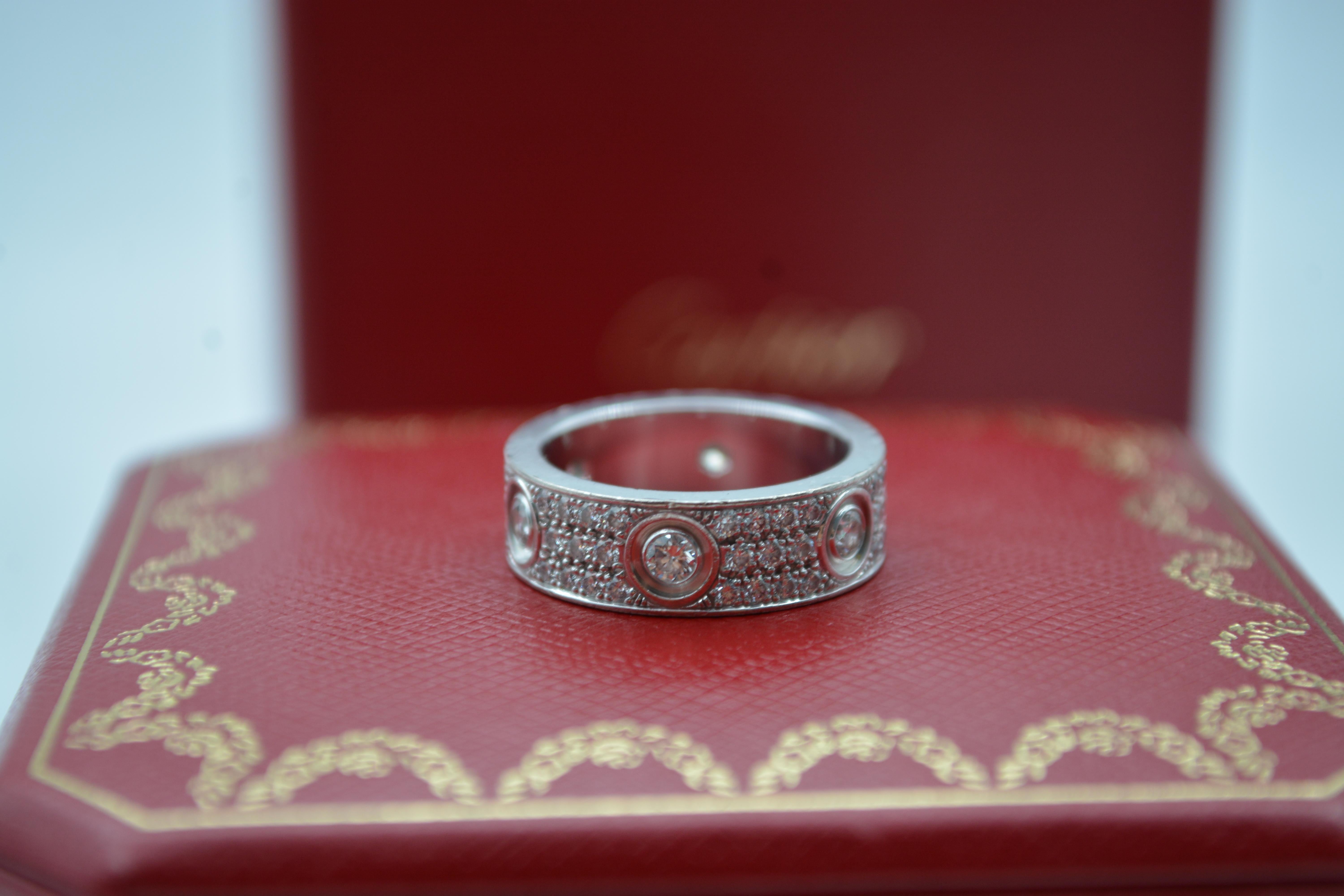 Anillo Cartier Love de oro blanco de 18 quilates con diamantes engastado completo en Excelente estado para la venta en București, București