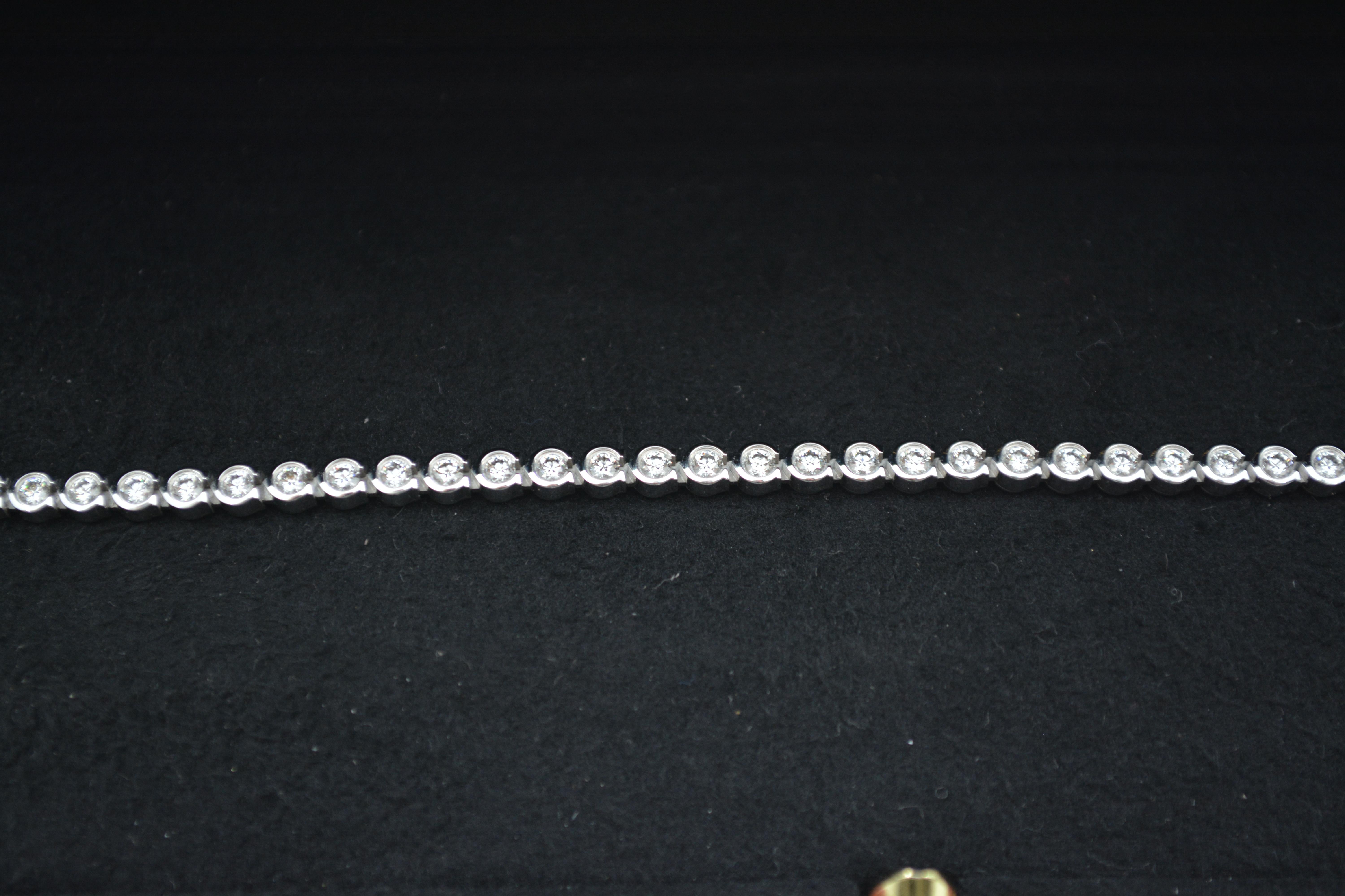 18K Weißgold Cartier Tennisarmband mit Diamanten voll besetzt im Zustand „Hervorragend“ in București, Bucure�ști