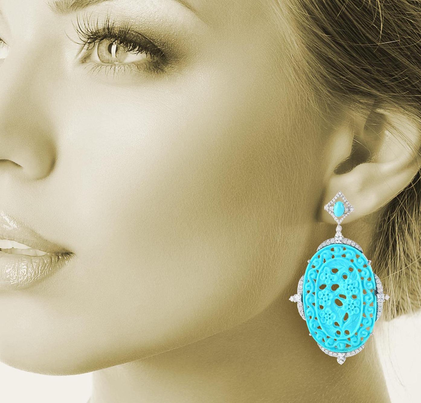 Coulées dans de l'or 18 carats, ces superbes boucles d'oreilles sont réalisées à la main avec 48,03 carats de turquoise sculptée et 1,91 carat de diamants scintillants. 

SUIVRE  La vitrine de MEGHNA JEWELS pour découvrir la dernière collection et