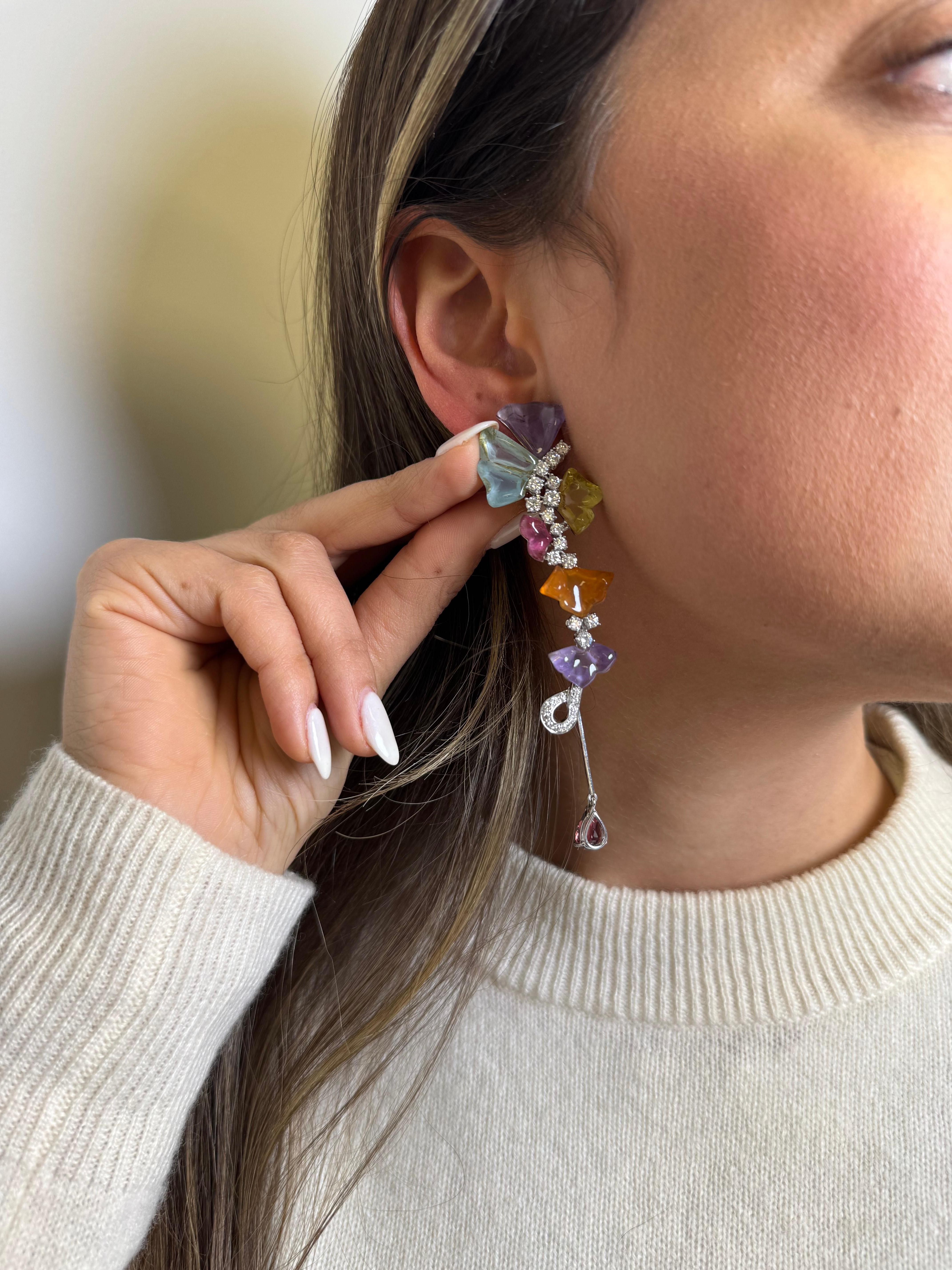 18K White Gold Carved Gemstone and Diamond Drop Earrings in vendita 1