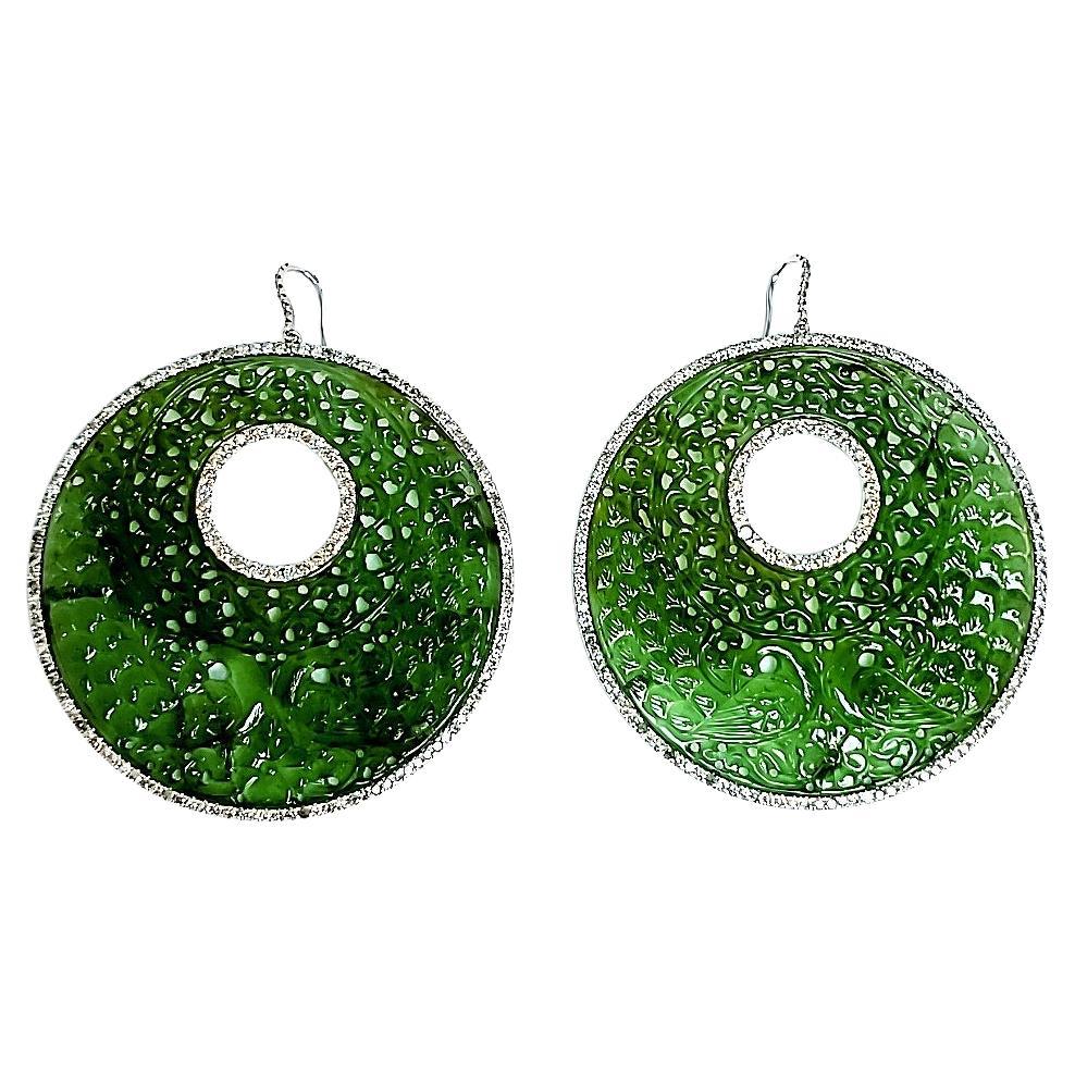 Avec non pas une, mais deux superbes sculptures en serpentine totalisant un énorme 160,40 carats, ces boucles d'oreilles sont un véritable monument à l'art de l'appel. 

Ces beautés serpentines sont ornées de 309 diamants ronds, d'un poids total de