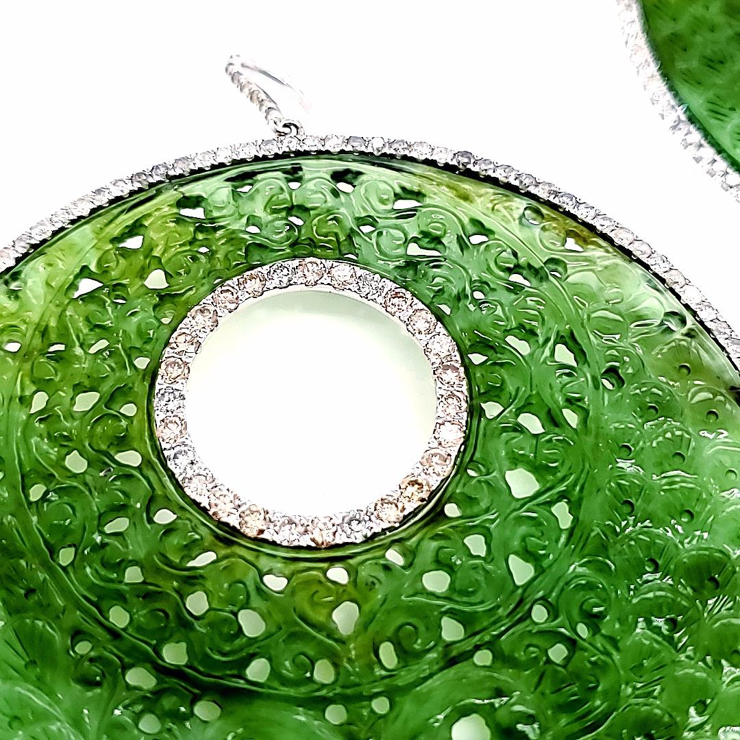 Taille ronde Boucles d'oreilles pendantes en or blanc 18K serpentine sculptée et diamant rond en vente
