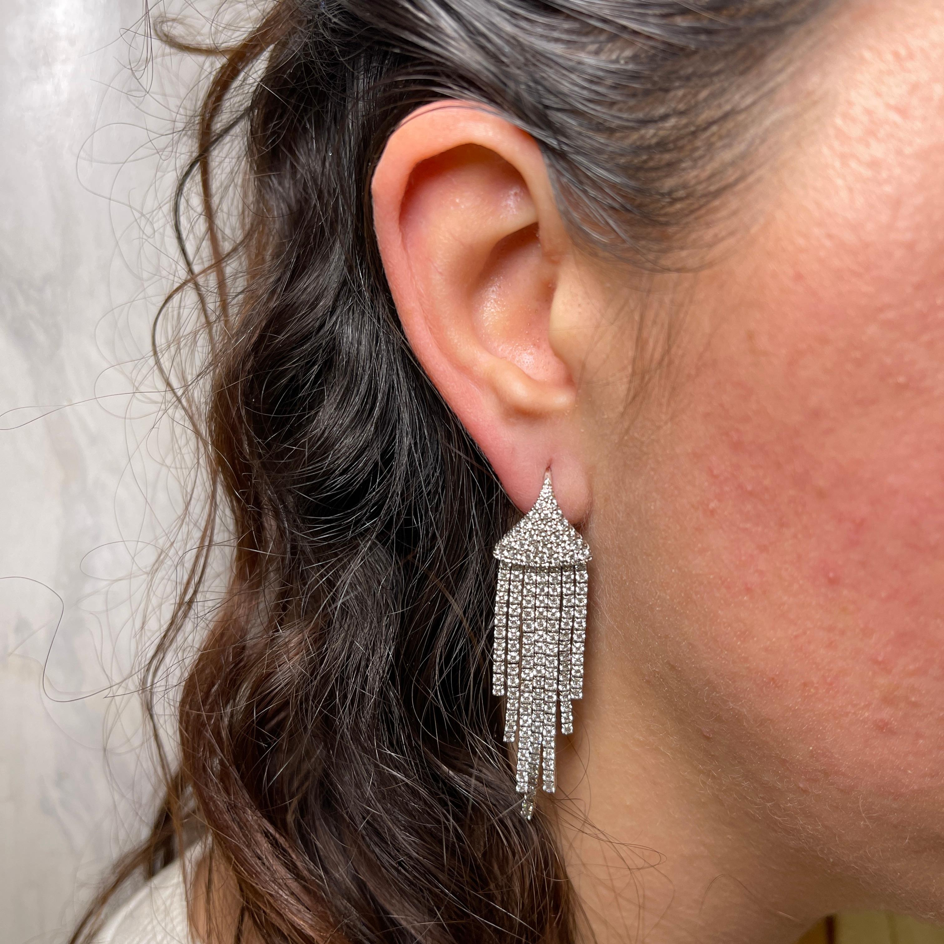 18K White Gold Cascading Drop Earrings with Natural Diamonds In New Condition For Sale In Bergamo, BG