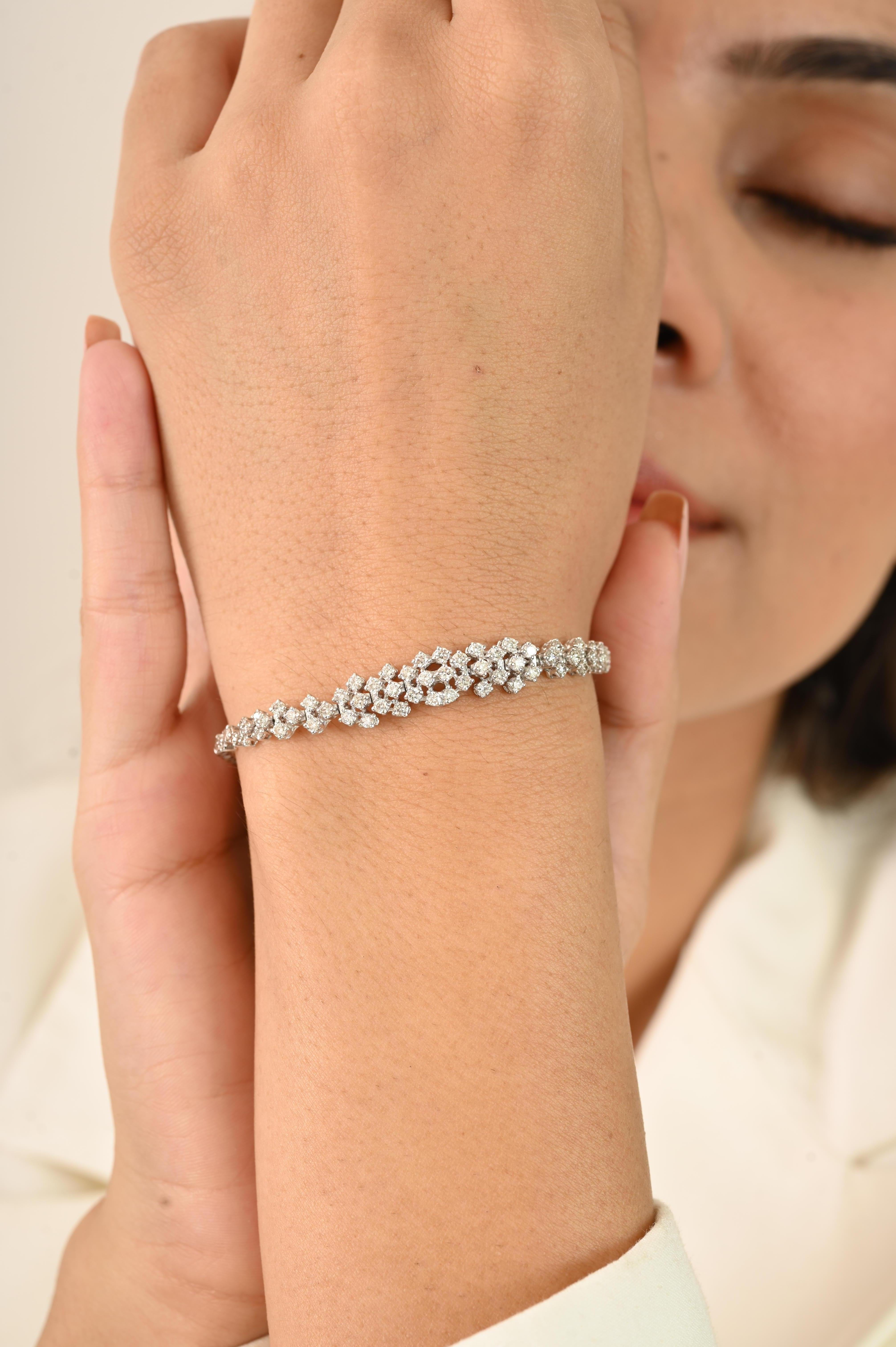 Questo squisito bracciale tennis in oro bianco 18 carati presenta un peso totale di 1,34 carati di diamanti certificati a taglio rotondo disposti in una splendida montatura a grappolo. 
Il diamante, pietra natale di aprile, porta amore, fama,