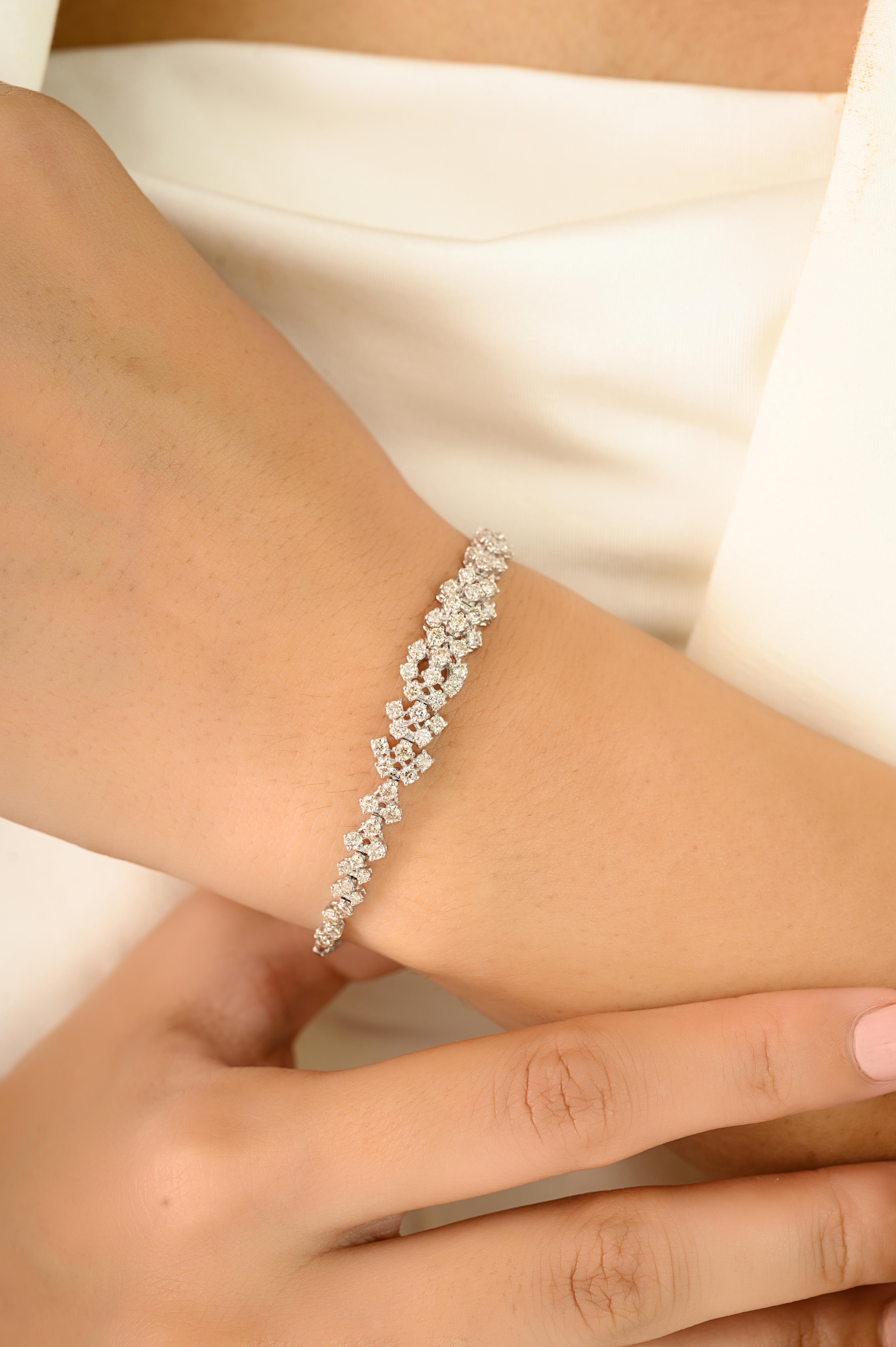 Questo squisito bracciale tennis in oro bianco 18 carati presenta un peso totale di 1,34 carati di diamanti certificati a taglio rotondo disposti in una splendida montatura a grappolo. 
Il diamante, pietra natale di aprile, porta amore, fama,