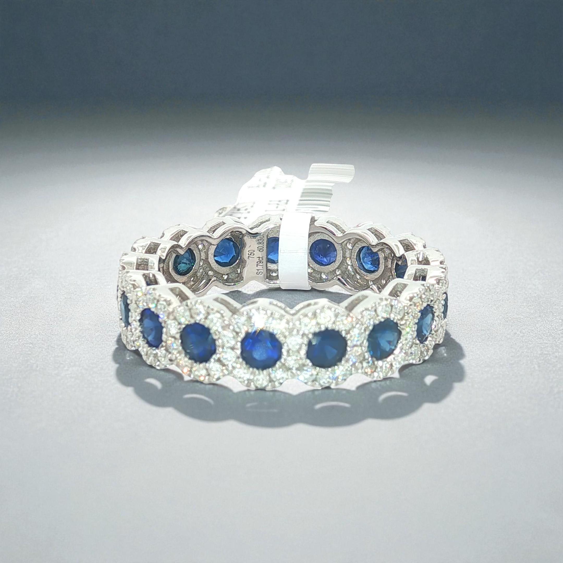 Un étonnant bracelet d'éternité en or blanc 18 carats orné de saphirs de Ceylan et de diamants, réalisé avec une précision exceptionnelle et conçu pour le luxe quotidien et l'élégance des occasions spéciales. Ce bracelet en forme de cercle complet