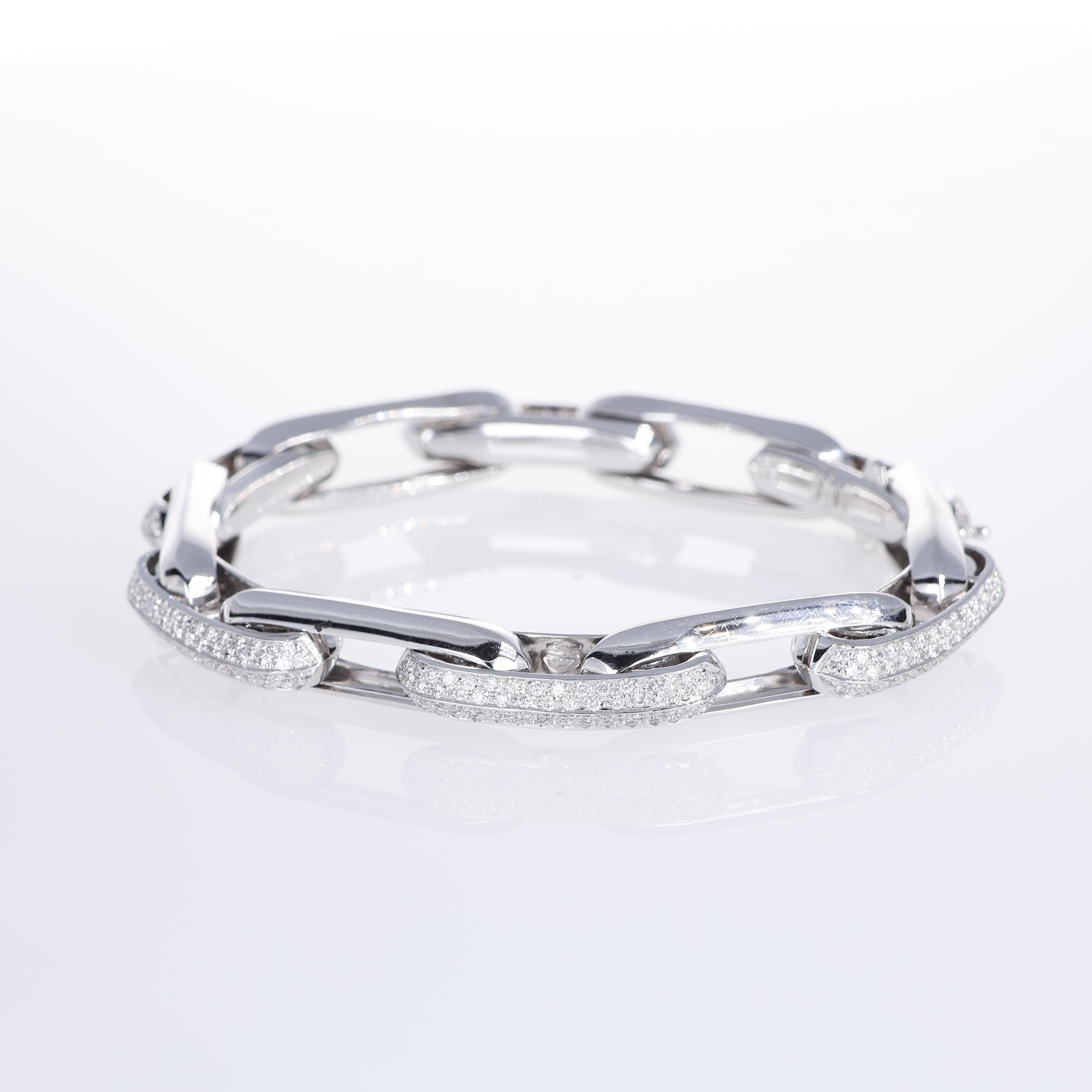 Una pulsera de cadena atrevida y sofisticada elaborada en oro blanco de 18 quilates, con eslabones alternados pulidos y engastados en pavé adornados con 2,65 quilates de diamantes blancos talla brillante. El contraste entre el oro liso y los