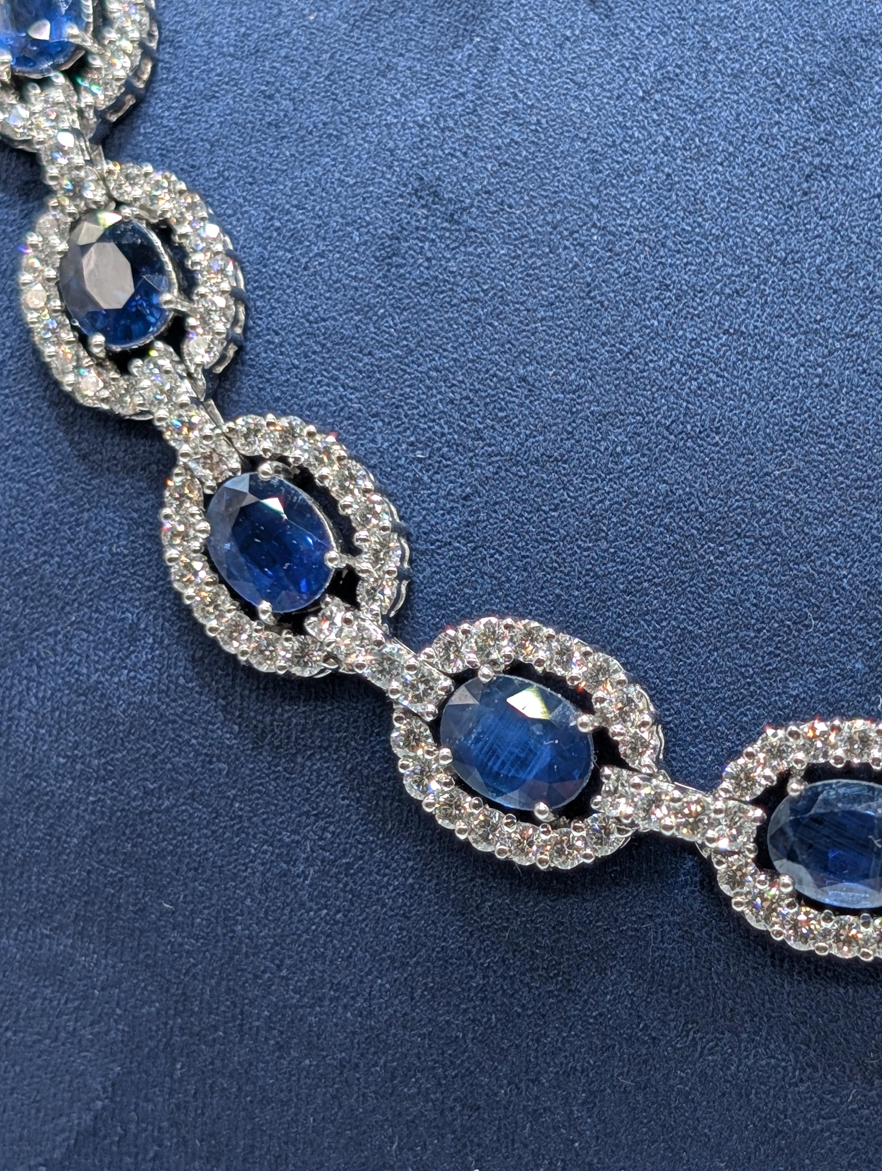 18K White Gold Chain Necklace w/Oval Cut Blue Sapphire and Round Cut Diamonds In New Condition For Sale In New York, US