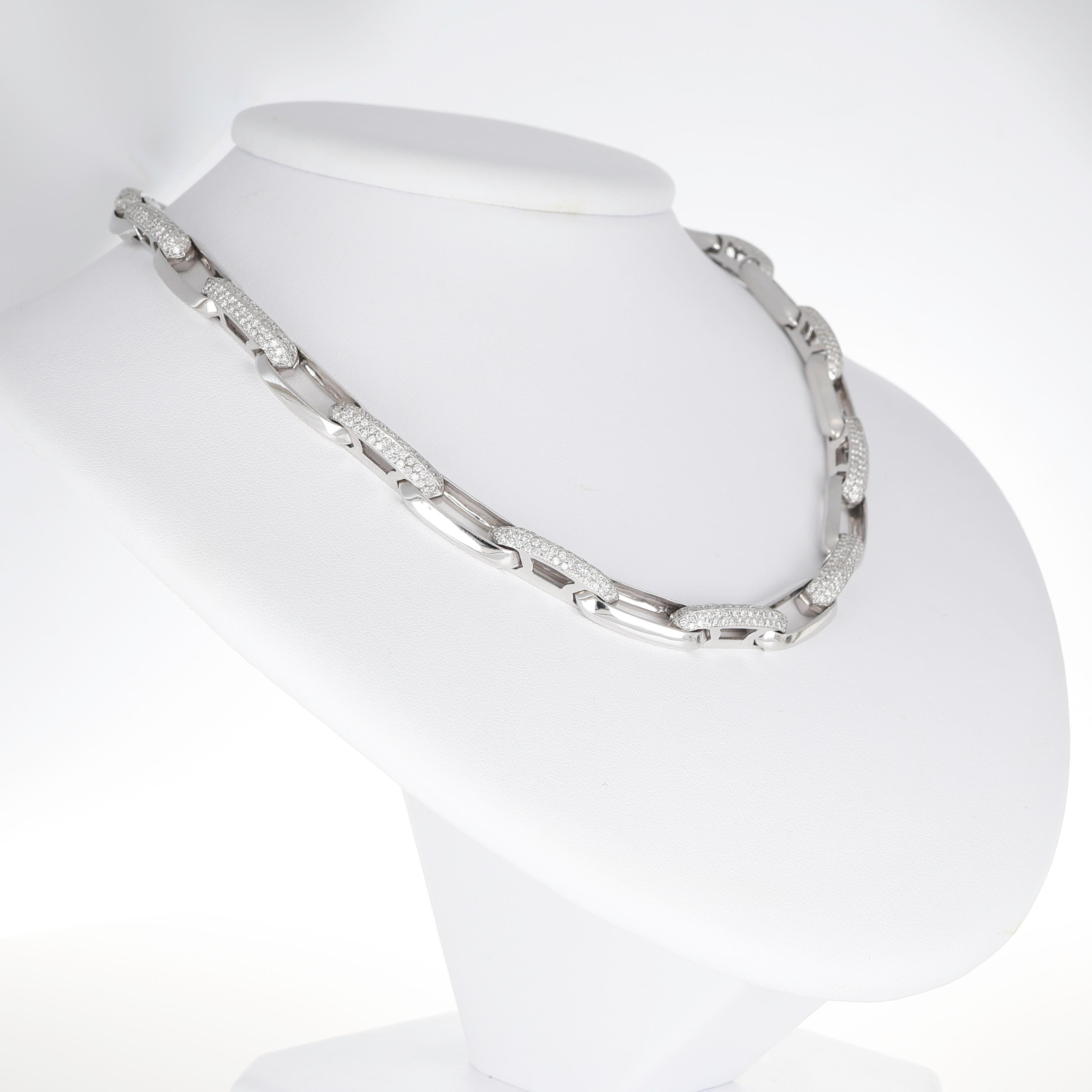 Collana a catena in oro bianco 18K con diamanti incastonati a pavé In condizioni Nuovo in vendita a Bergamo, BG