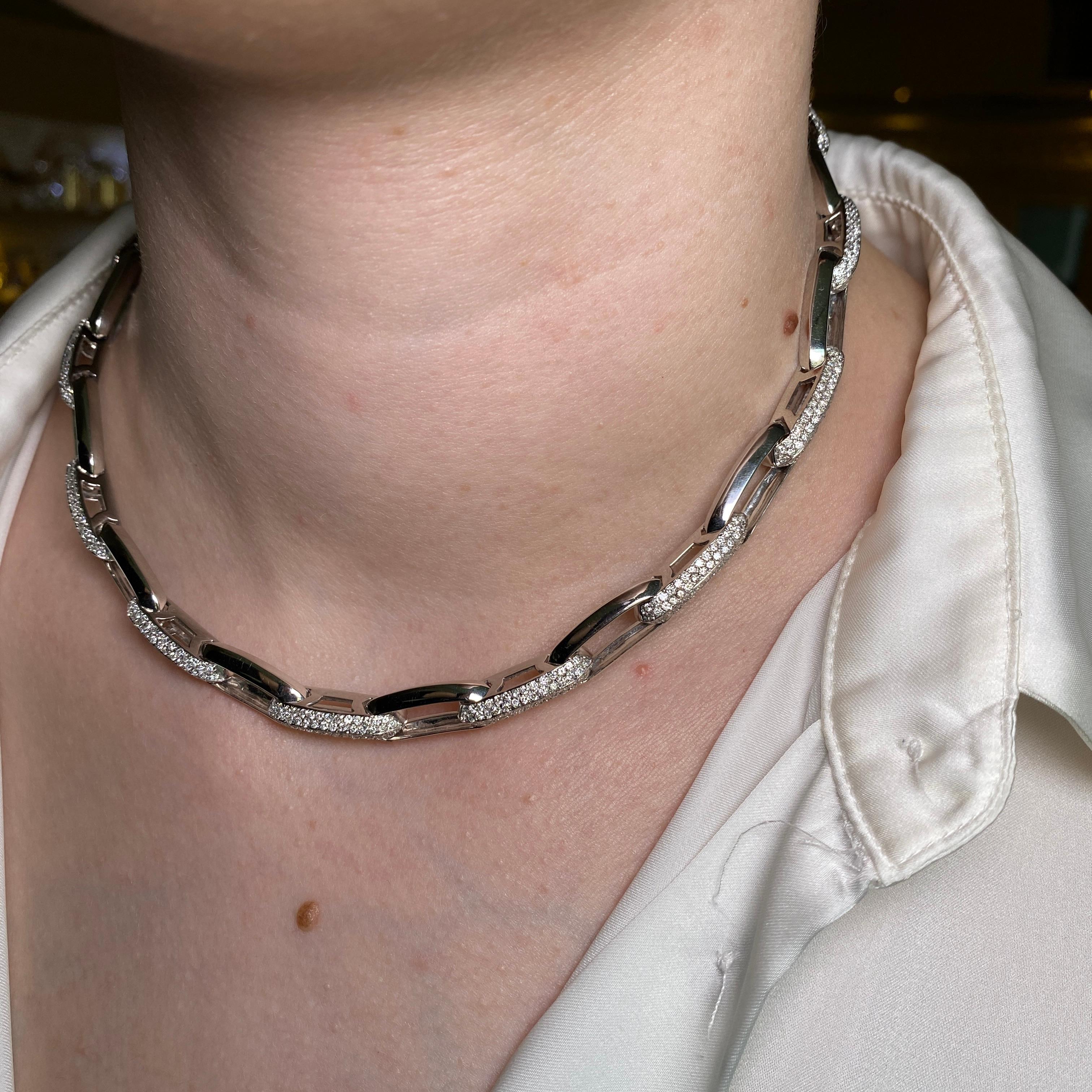 Collana a catena in oro bianco 18K con diamanti incastonati a pavé in vendita 3