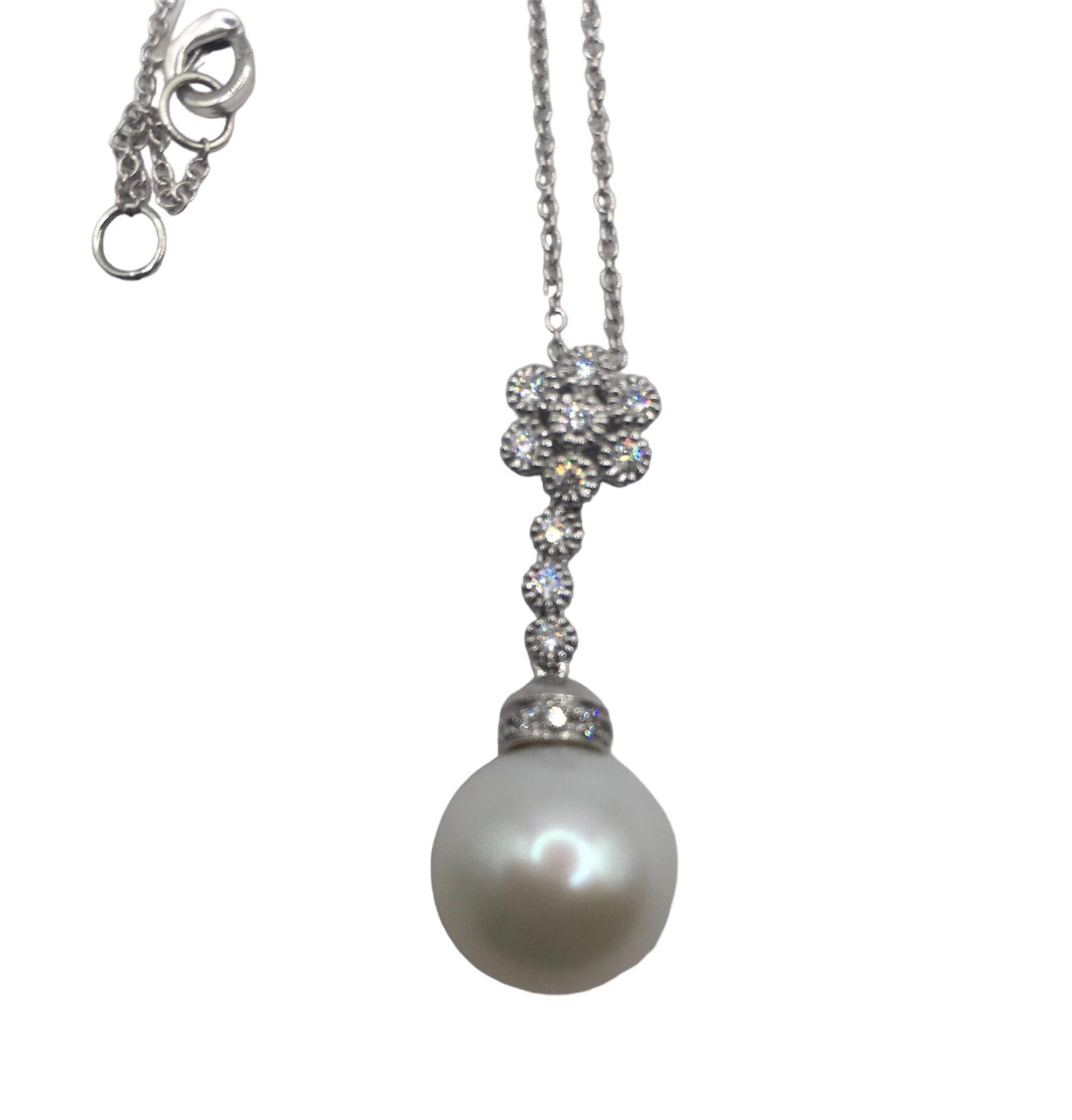 18k white gold chain with pendant with pearl and diamonds
Stamp 750 10 MI
pearl diameter 11 mm
diamonds ct 0.23
gold weight 2.70 g
the full set is available