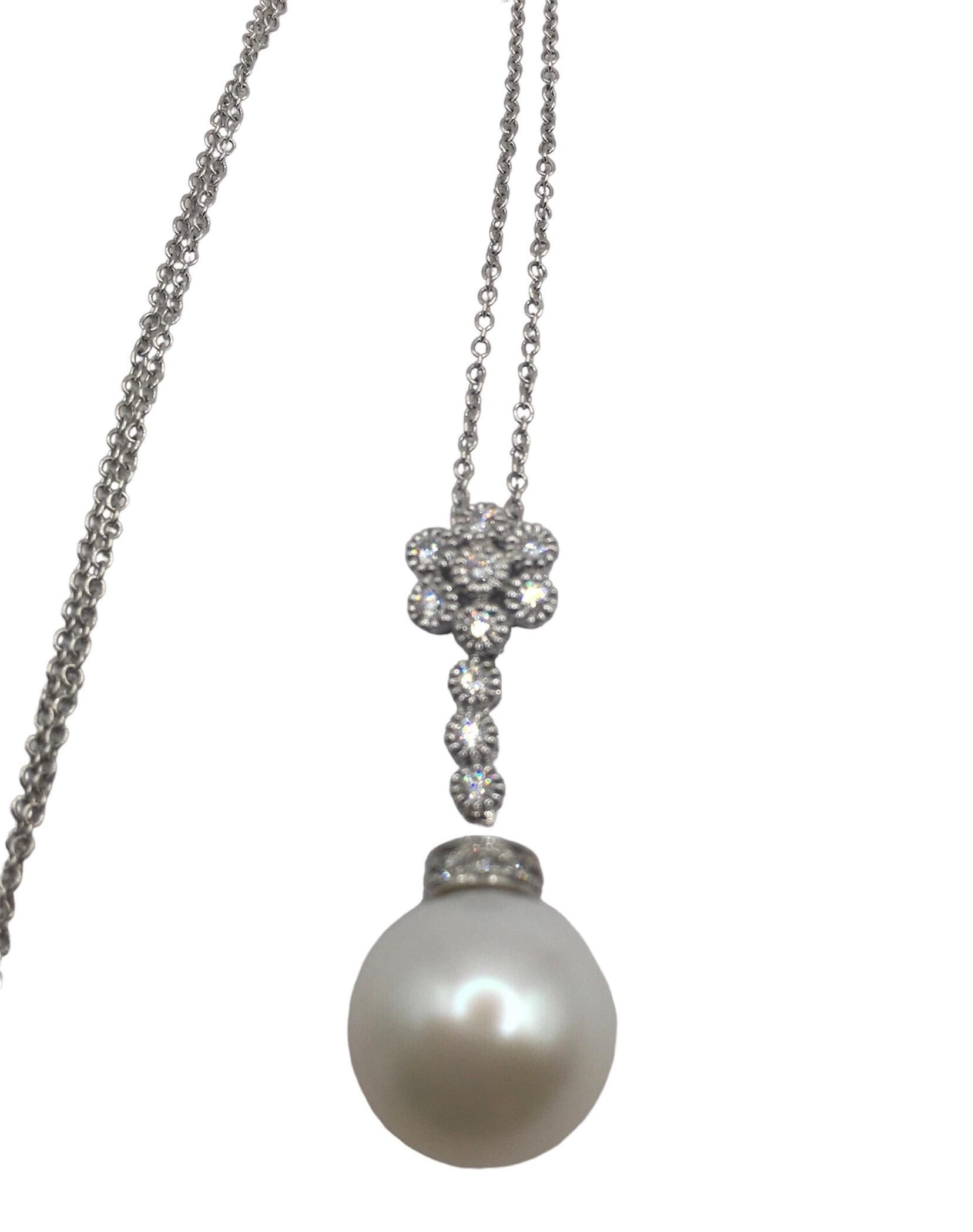 Brilliant Cut 18k white gold chain with pendant with pearl and diamonds For Sale