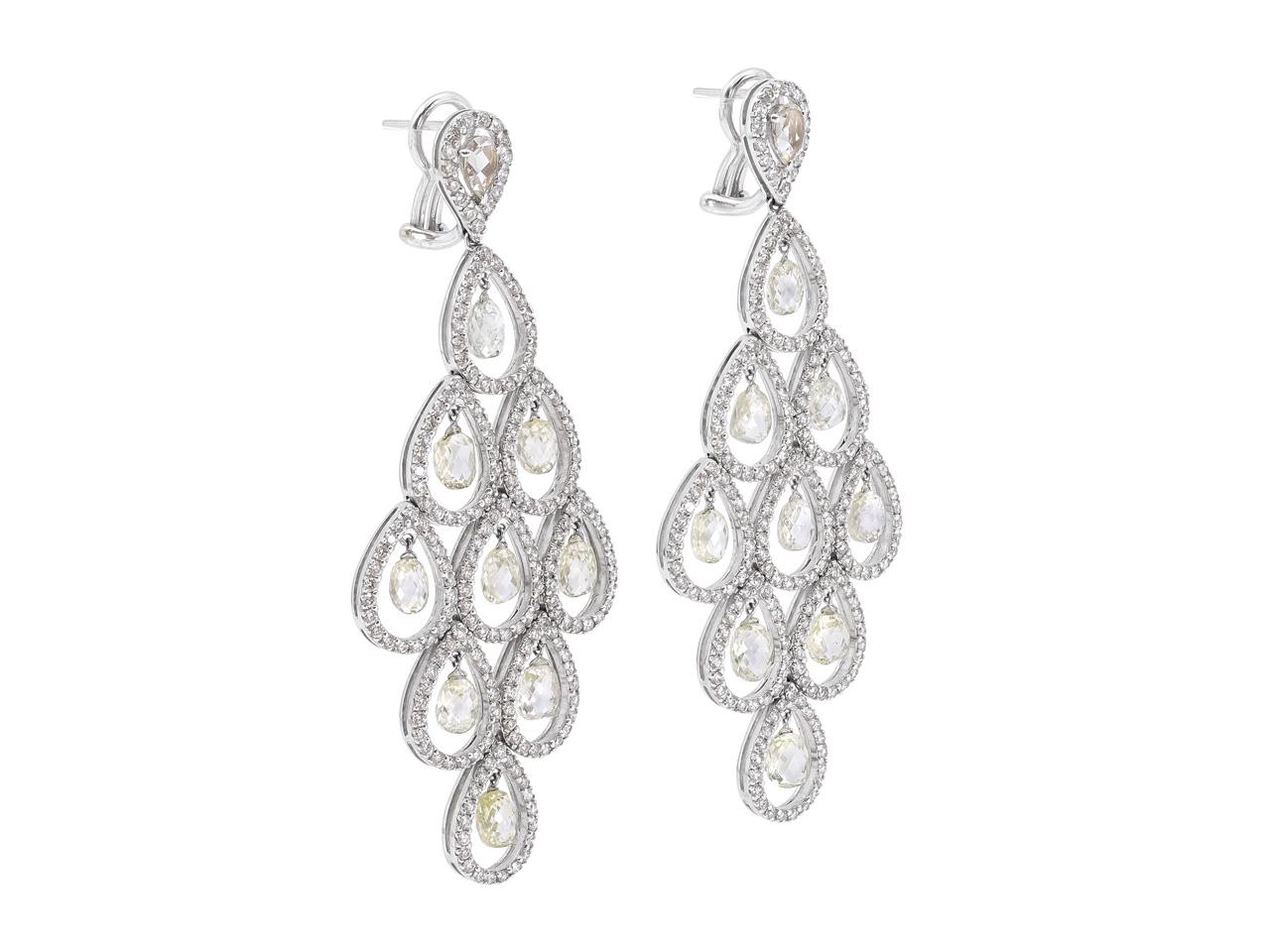 Questi squisiti orecchini presentano un design a cascata con 18 diamanti taglio briolette (14,68 carati), 2 diamanti a forma di pera (0,58 carati) e 379 diamanti tondi brillanti (4,57 carati), tutti incastonati in oro bianco 18 carati. 